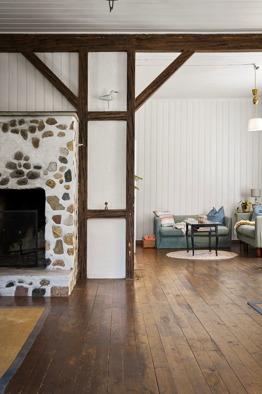 Det er en herlig og stor peis som varmer godt på sene høstkvelder. Galleribilde