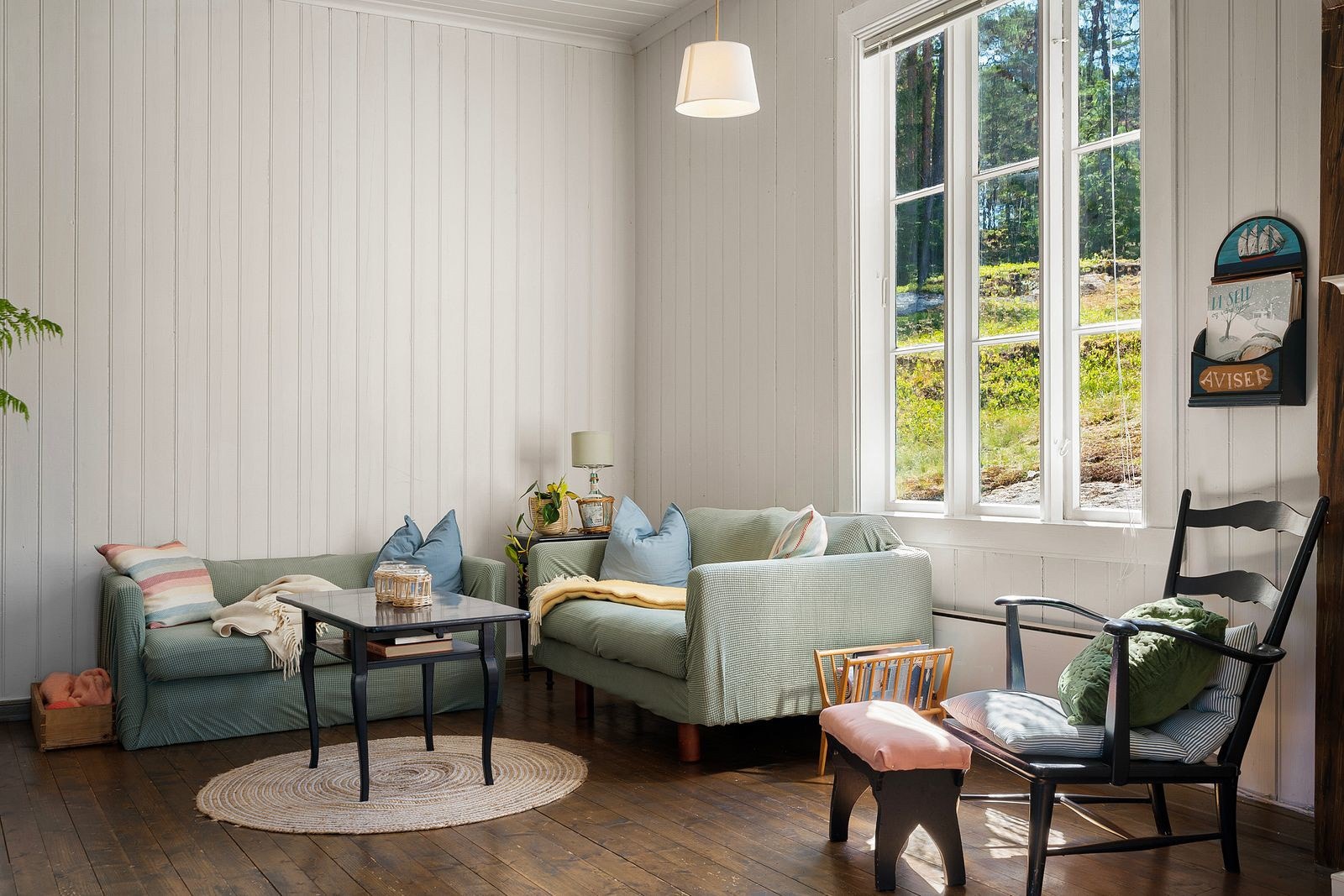 Det er plass til flere ulike soner/møbleringsmuligheter i hytten. Galleribilde