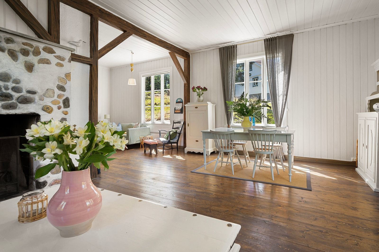 Den gode takhøyden i stuen gir en fantastisk romfølelse. Galleribilde