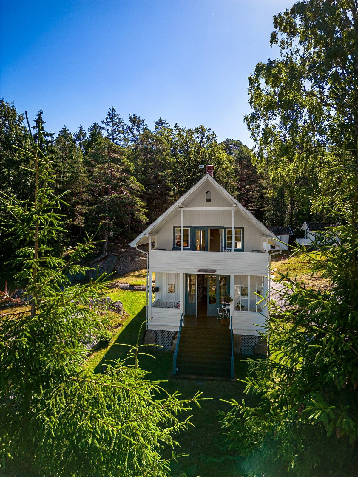 Velkommen til Hankø 231 - En sjarmerende fritidseiendom i misunnelsesverdige omgivelser. Her får du både sjel og vakker natur i skjønn forening! Galleribilde