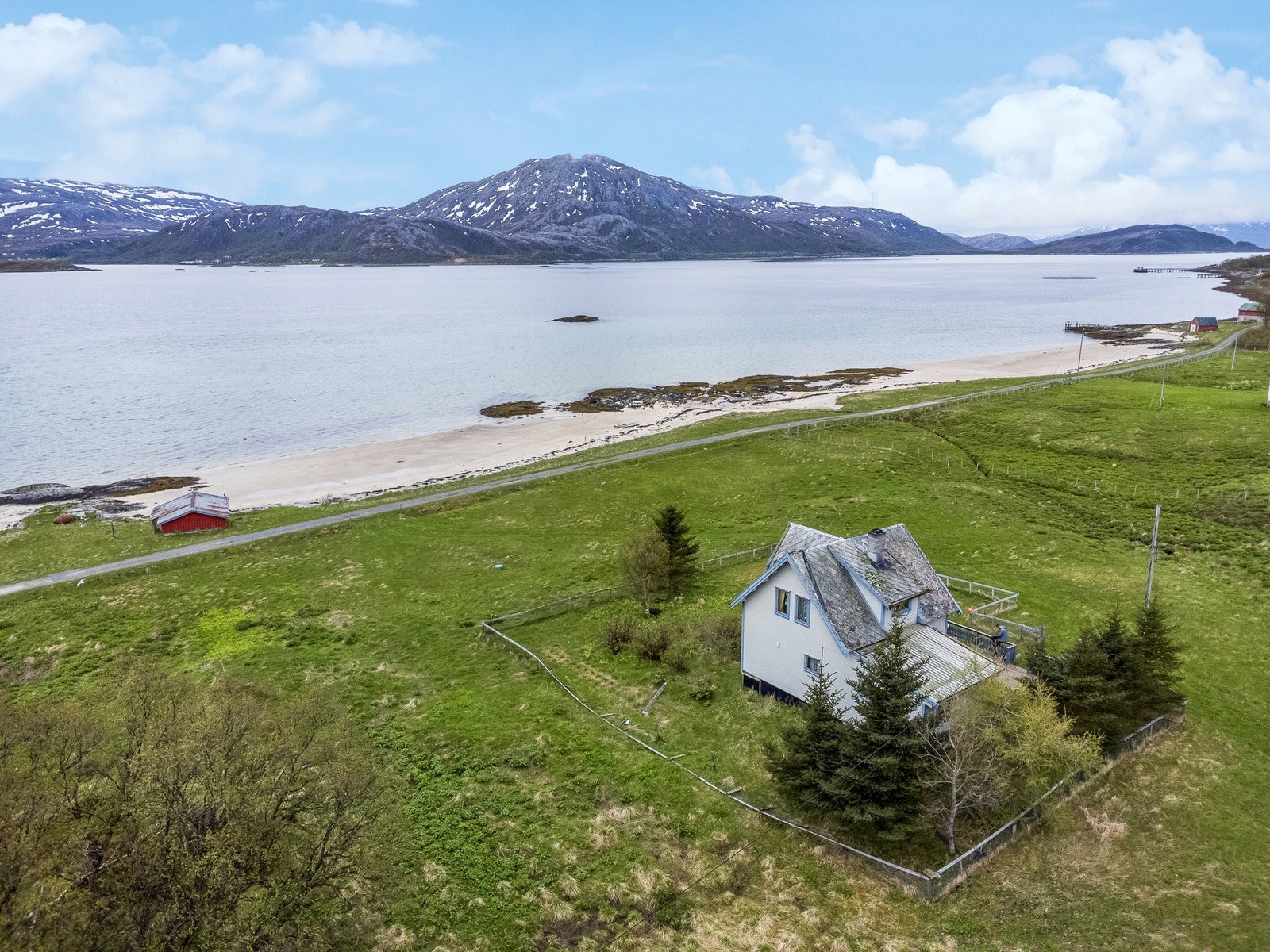 Adkomst til øya via båt, enten via lokalbåt som går mellom Sommarøy, Tussøy og Sandneshamn eller privat båt. Galleribilde