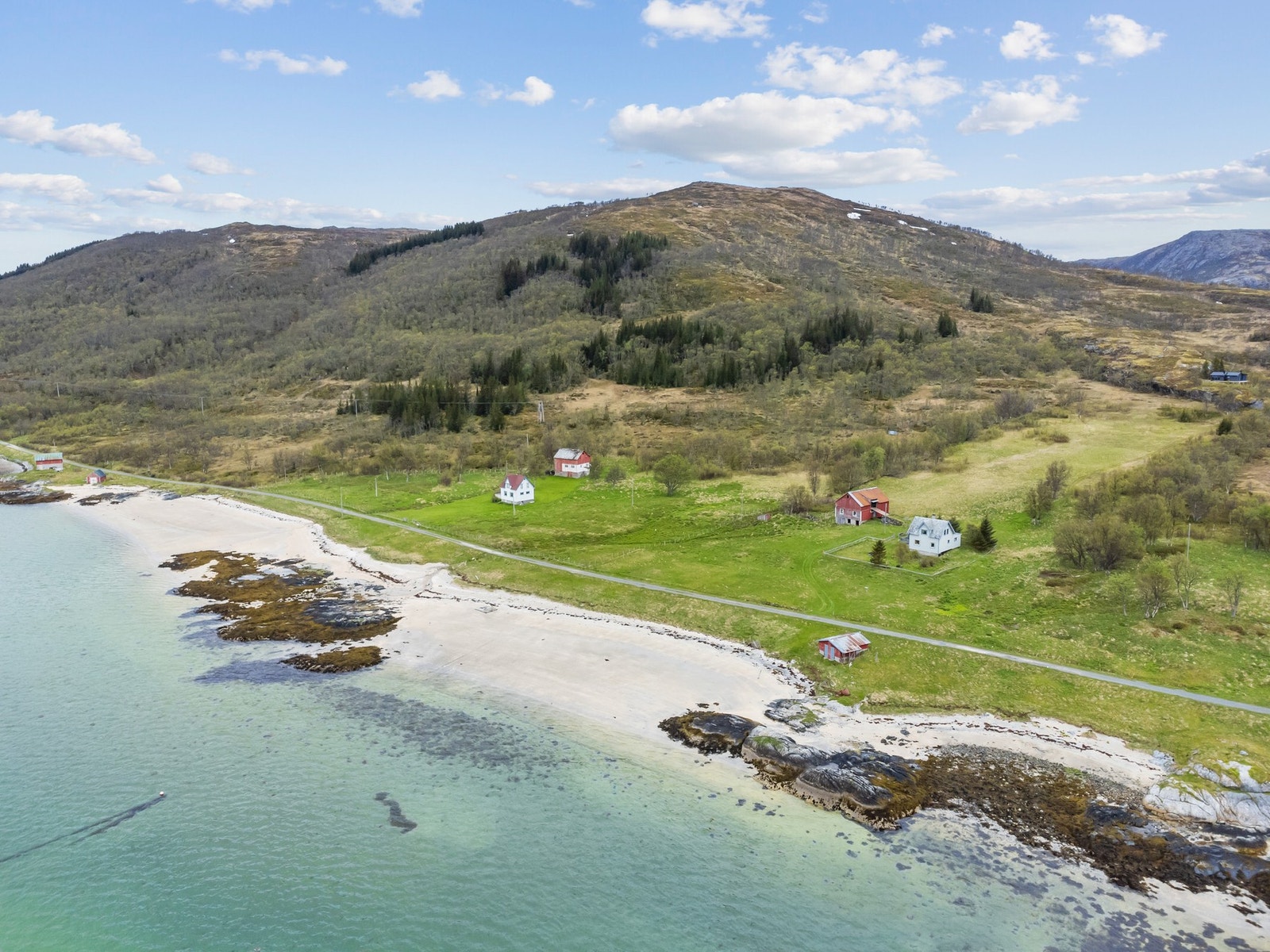 Strandlinjen ligger like ved og passer fint for fine sommerdager utendørs. Galleribilde