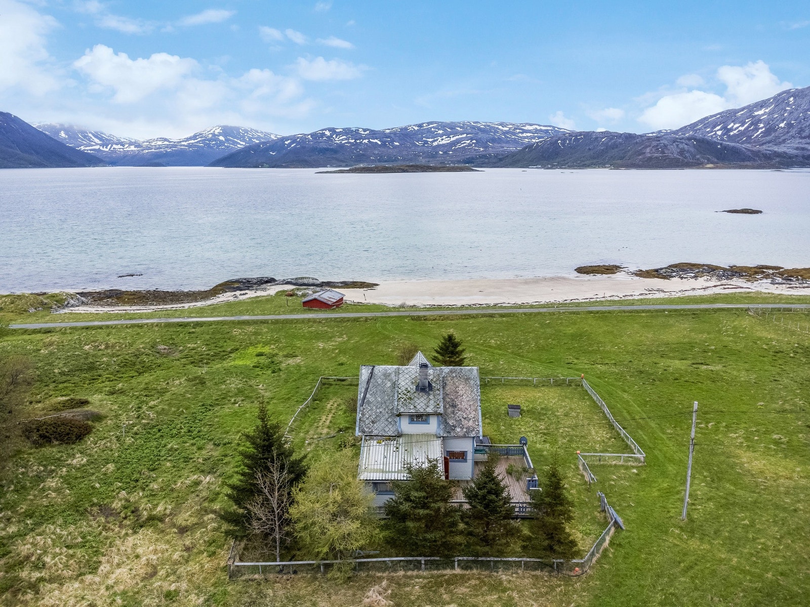 Øya er en del av en vakker skjærgård på "yttersia", kjent for flotte strender og vakker natur. Galleribilde