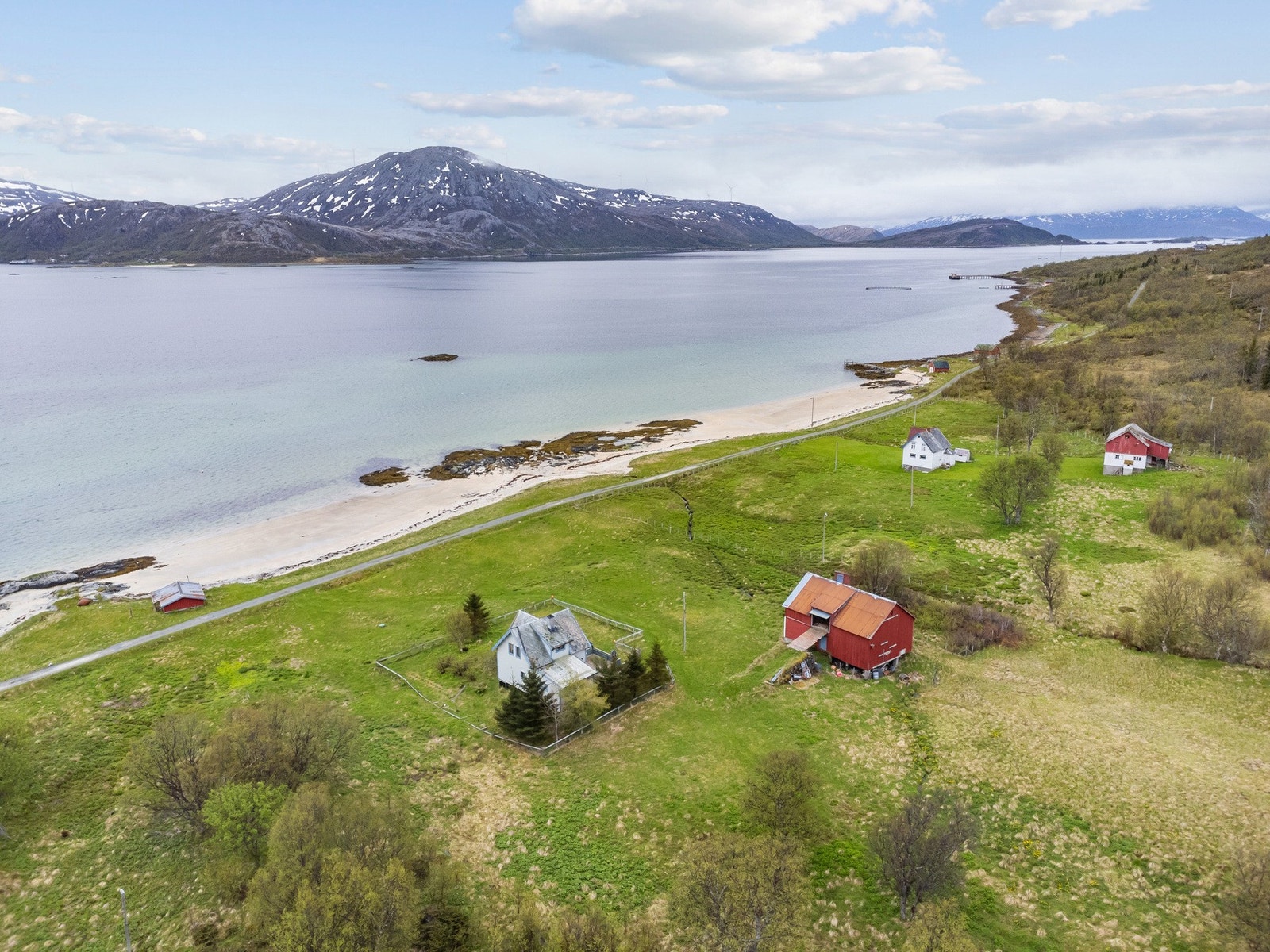 Eiendommen går helt ned til sjøen og har egen strandlinje. Galleribilde