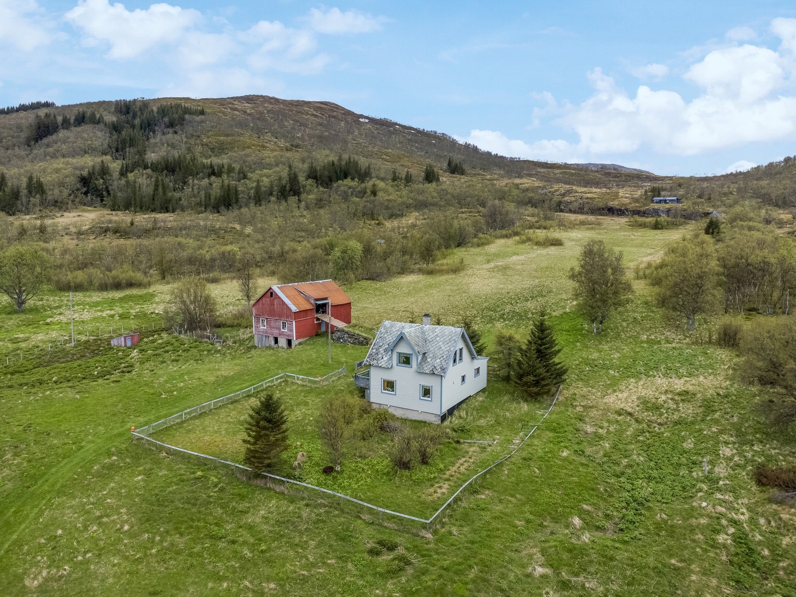 Eiendommen har stor tomt på ca 359 mål som strekker seg over øya. I tillegg har man strandsone. Galleribilde