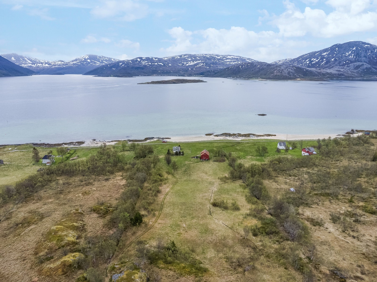 Eiendommen har en tomt på hele 359 daa og strekker seg helt ned til sjøen med strandlinje. Galleribilde