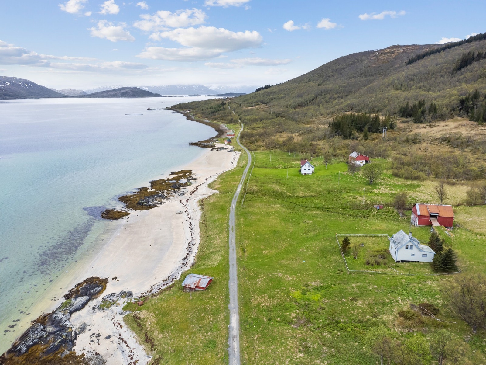 En fritidsbolig i naturskjønne omgivelser med en meget stor eiendom med mulighet for jakt/fikse og bærplukking. Galleribilde