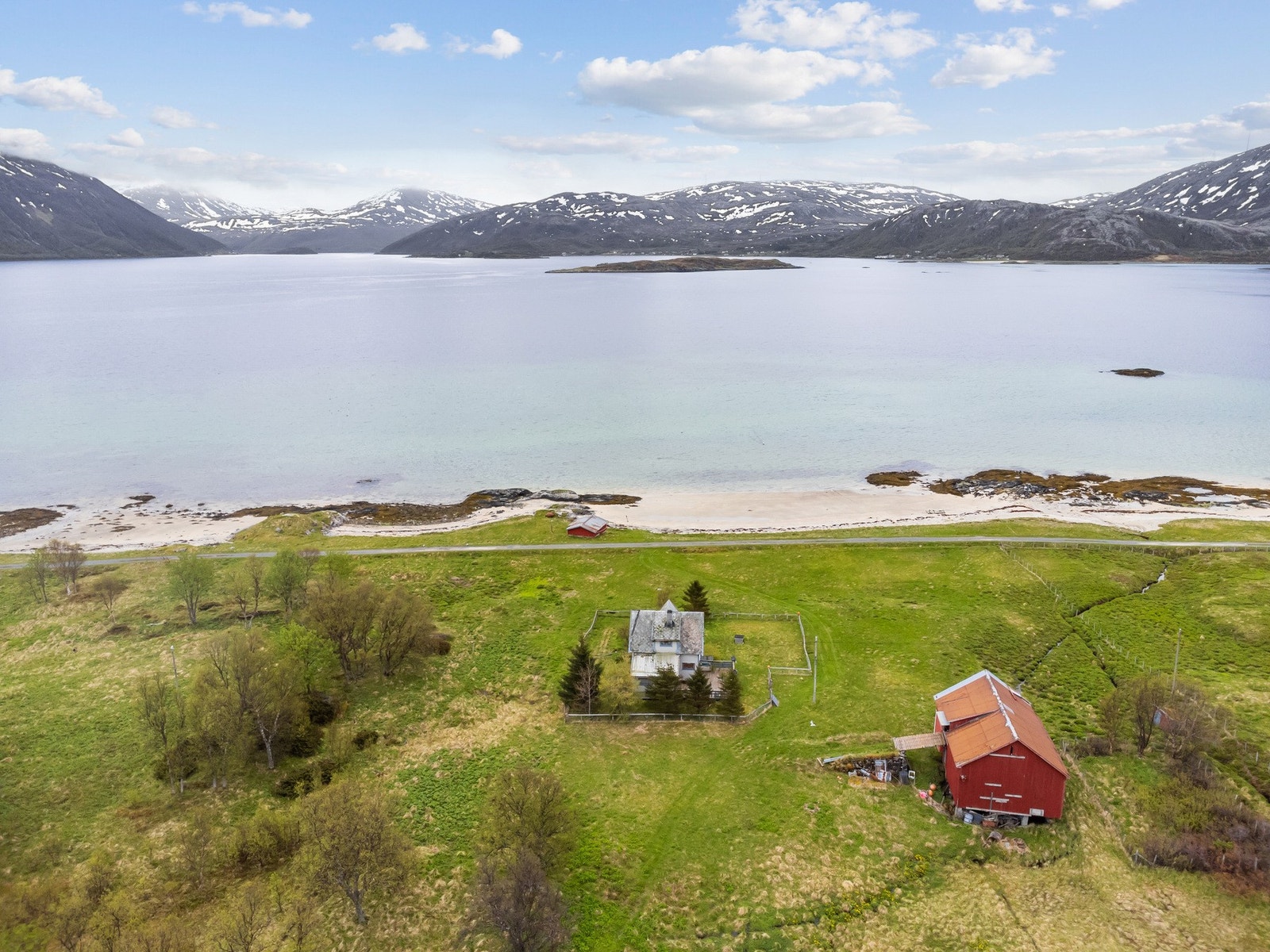 Øya ligger på vestsiden av Kvaløya, ytterst i Kattfjorden og nordøst for Sommarøy. Galleribilde