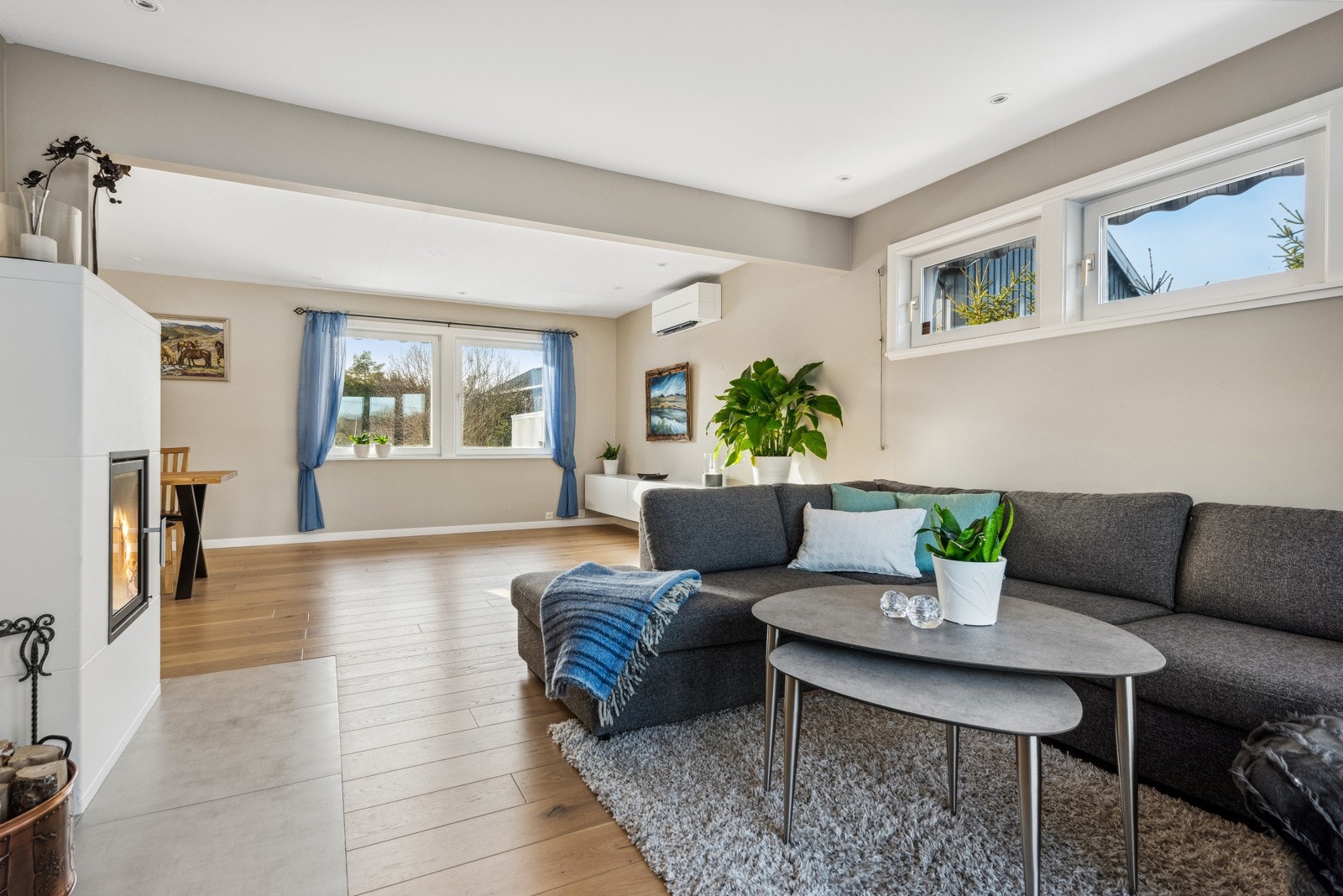 I tillegg til peisen er det varmepumpe i stuen. Galleribilde