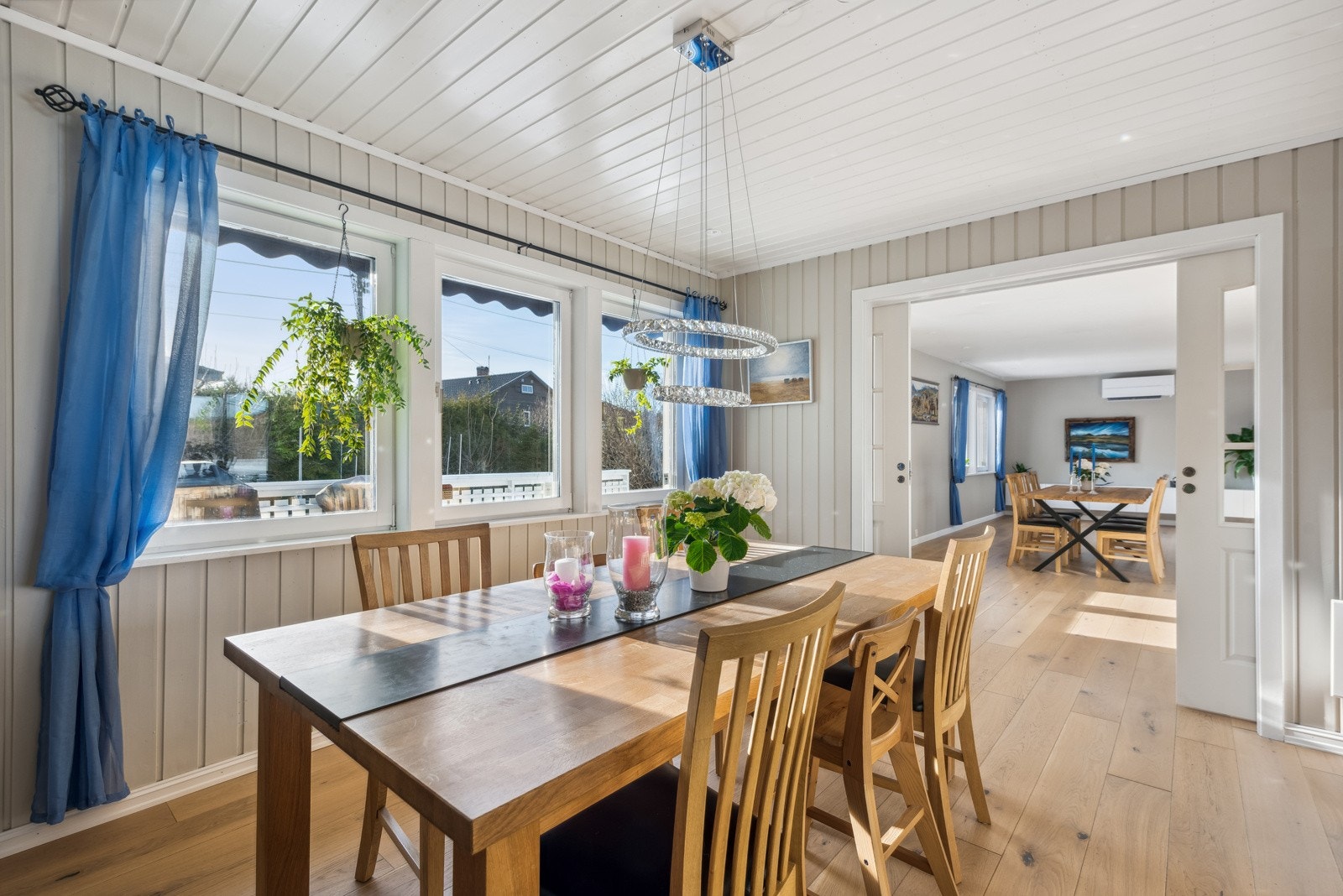 På kjøkkenet er det også plass til et romslig spisebord, perfekt sted for hverdagsfrokoster eller når barna skal gjøre lekser. Det er doble skyvedører mellom kjøkken og spisestue. Galleribilde