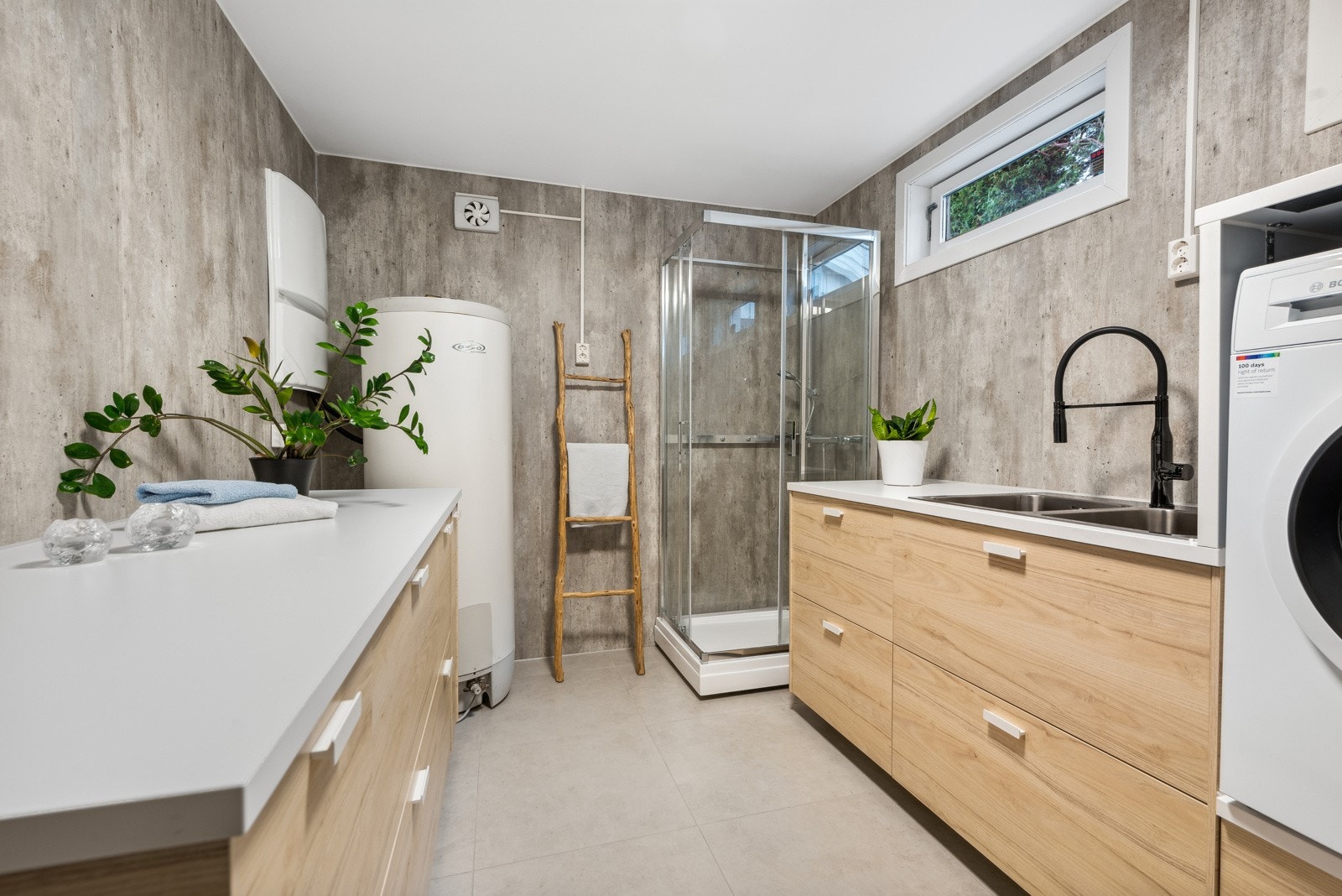 Vaskerommet har også adkomst fra trapperommet. Her er det gode oppbevaringsløsninger og opplegg for vaskemaskin og tørketrommel. Det er også dusjkabinett på vaskerommet. Galleribilde