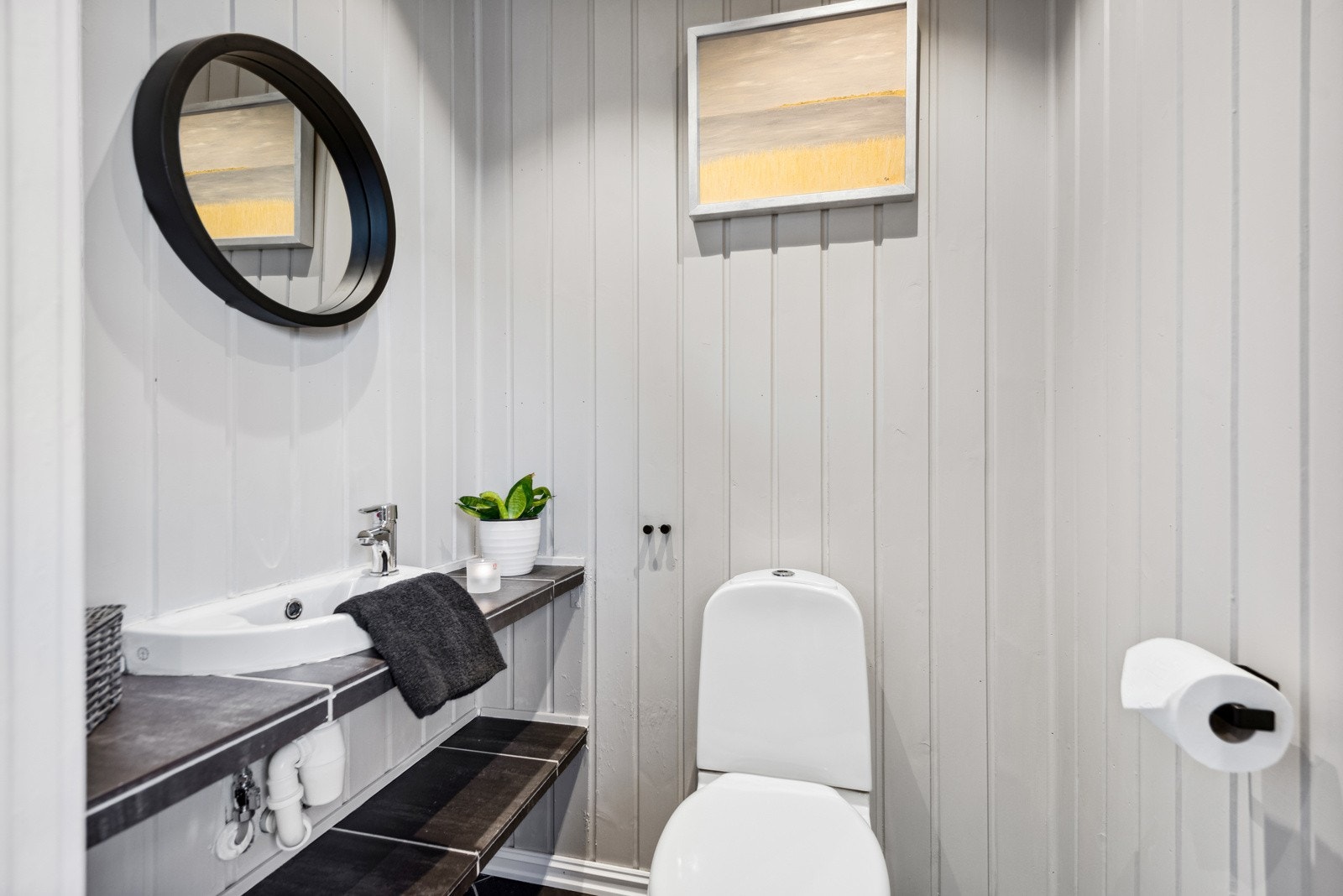 Fra entreen er det adkomst til et toalett, perfekt når det er gjester på besøk. Galleribilde