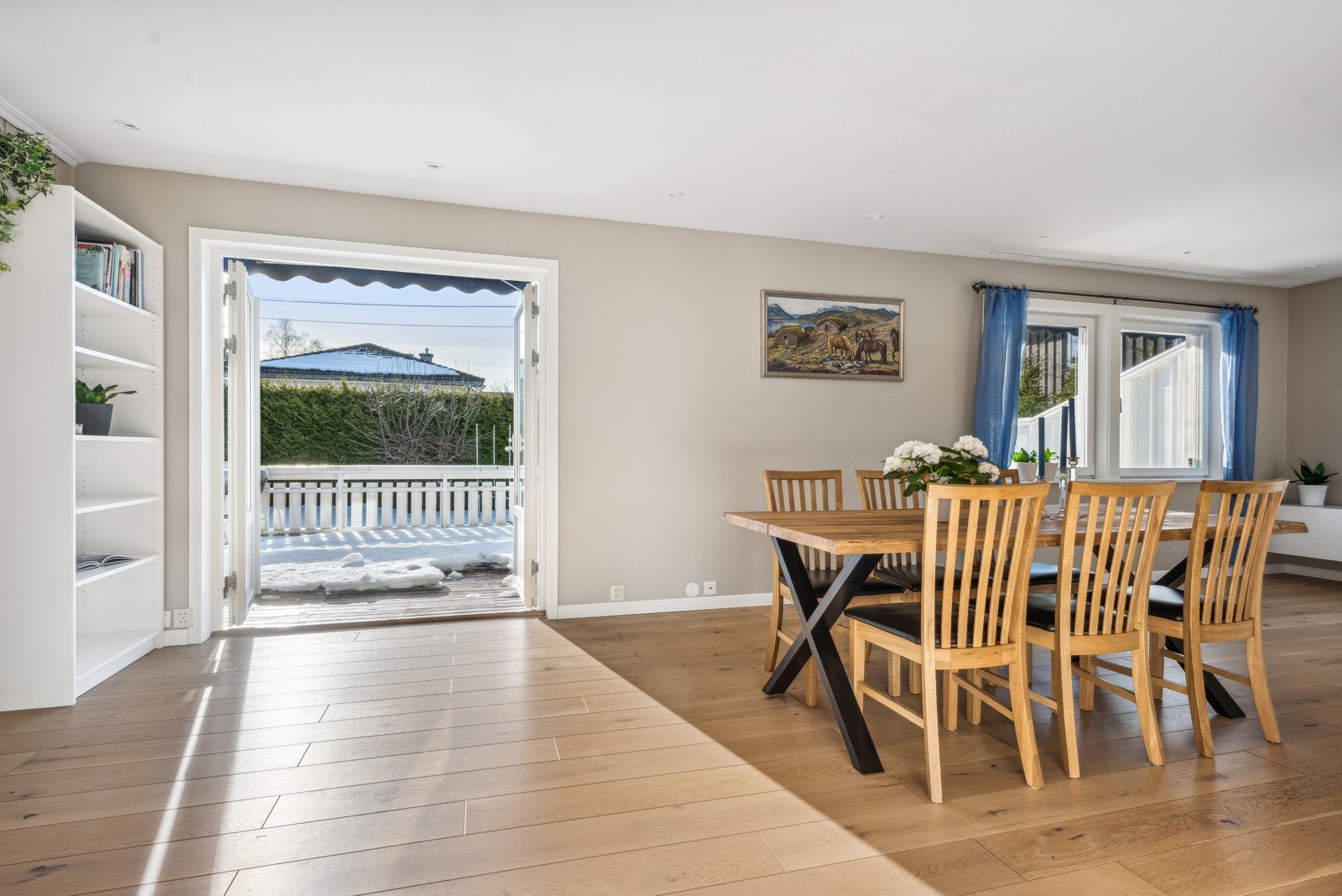 Fra spisestuen er det doble dører ut på terrassen. Galleribilde