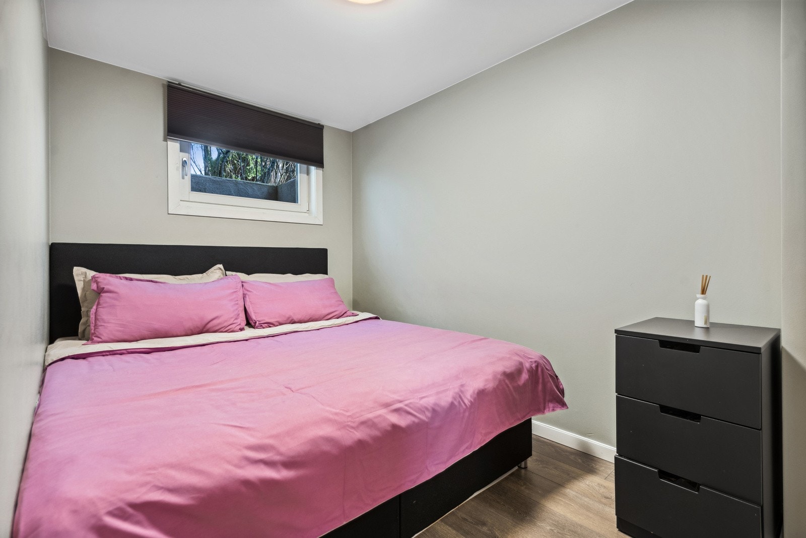 Det er innredet to soverom i hybelen. Dette er hovedsoverommet. Galleribilde