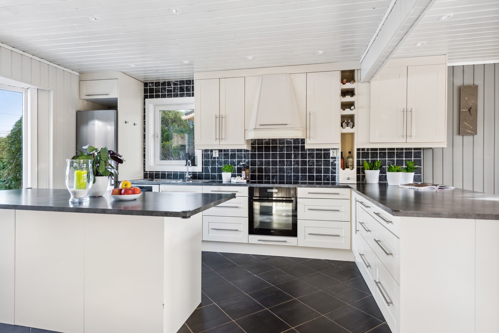 Det er integrert platetopp og stekeovn samt avsatt plass til oppvaskmaskin og kjøl/frys. Galleribilde