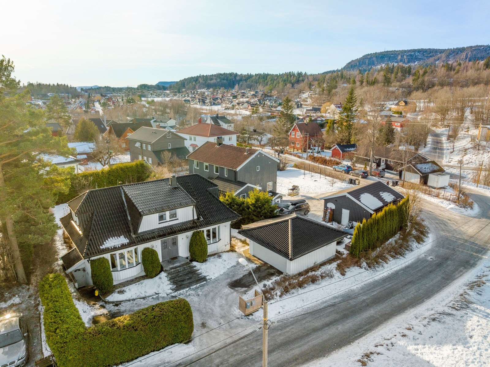 Boligen ligger i et meget barnevennlig, solrikt og populært område. Galleribilde