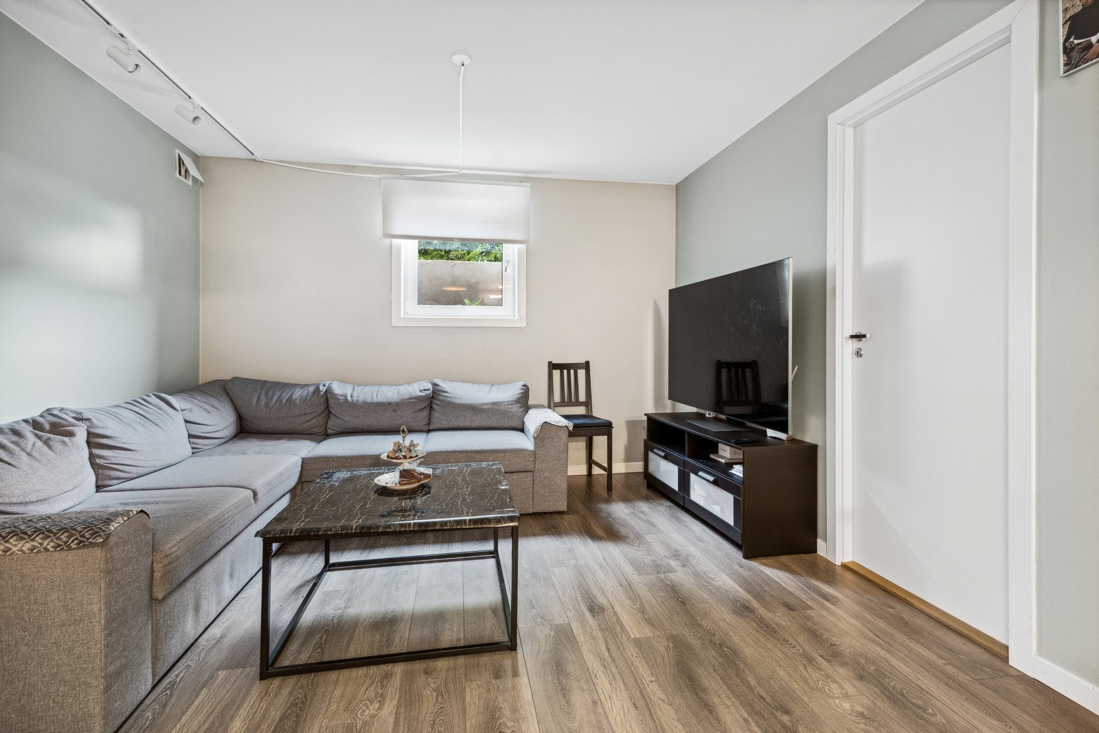 I hybelen er stue og kjøkkenet samlet i et åpent rom. Galleribilde