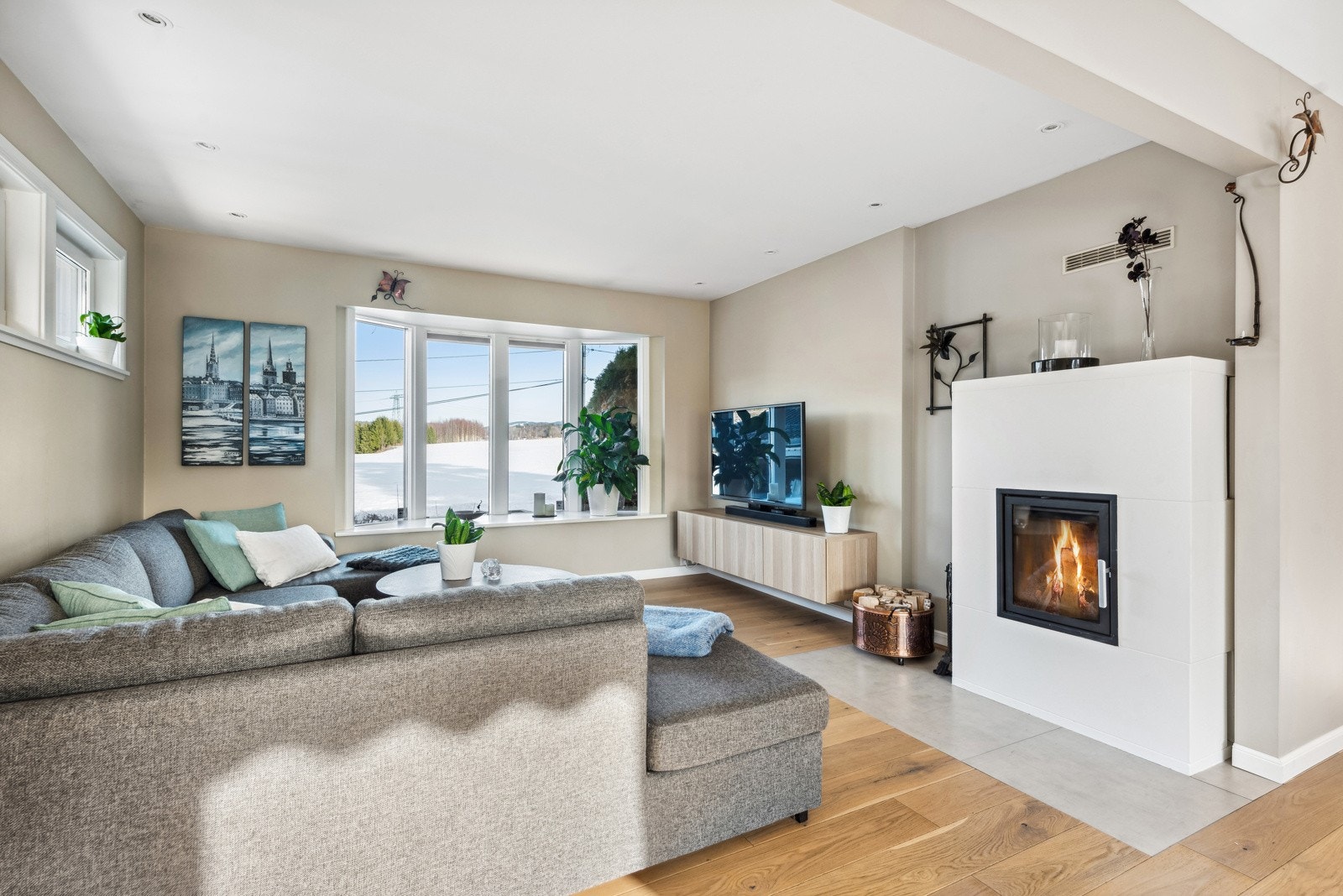 Her er det god plass til å samle hele familien i sofaen. Galleribilde