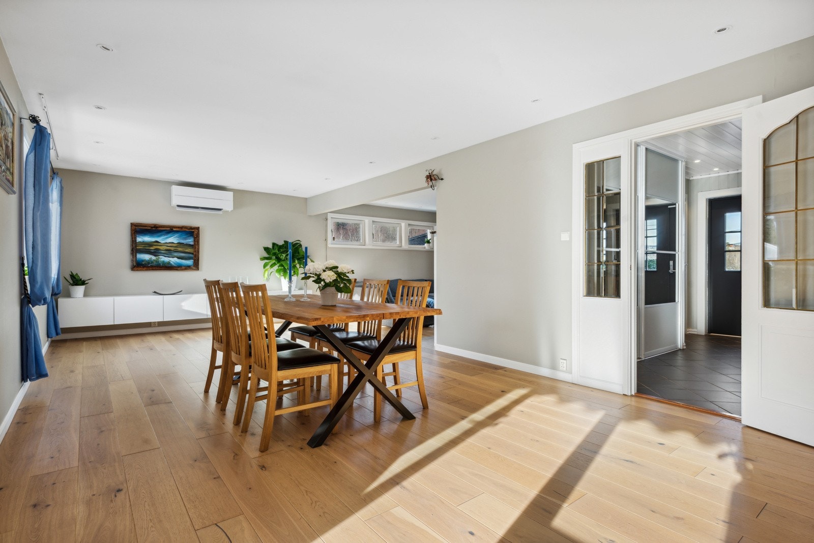 Her ligger alt til rette for hyggelige familiemiddager og festlige lag med gode venner. Galleribilde