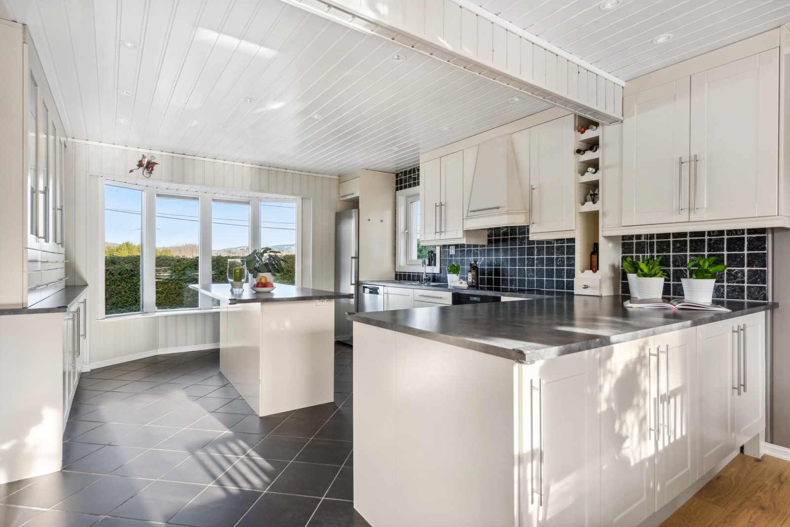 Kjøkkenets utforming innbyr til sosial matlaging. Galleribilde