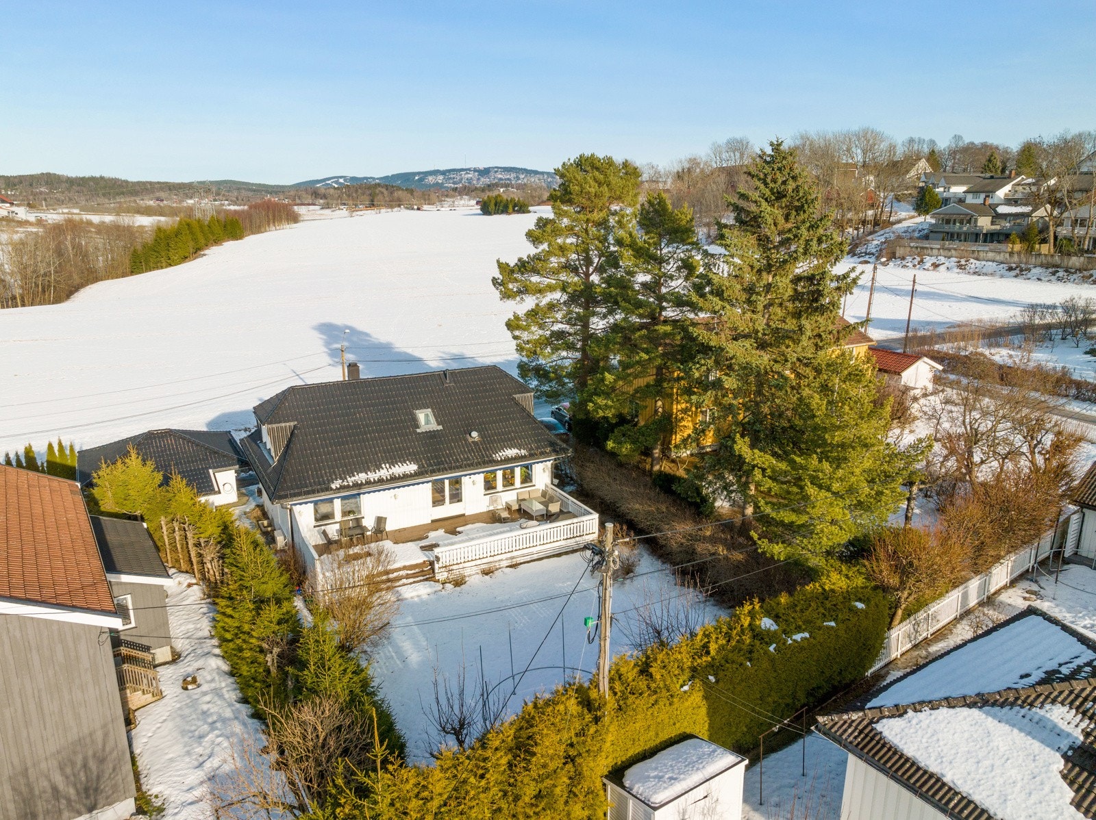 Fra terrassen er det dirkete adkomst til den skjermede hagen. Galleribilde