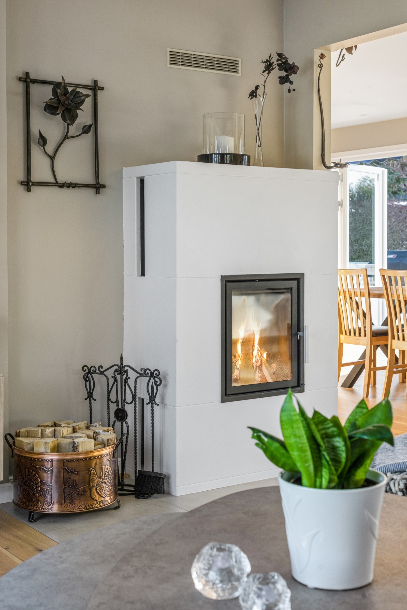 Den flotte peisen blir som et smykke i rommet. Galleribilde