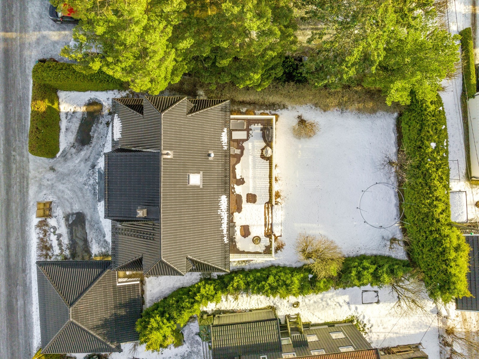 Tomten er skjermet med hekk mot naboene. Galleribilde