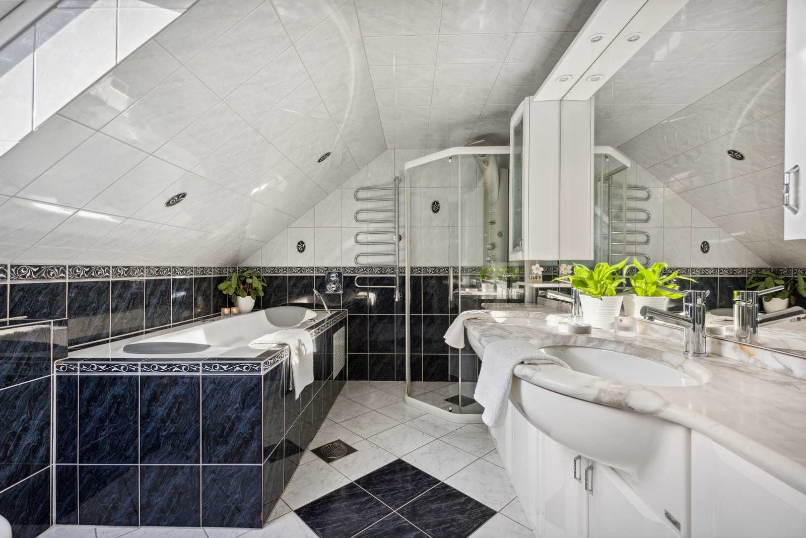 Badet i 2. etasje har både badekar og dusjhjørne. Galleribilde