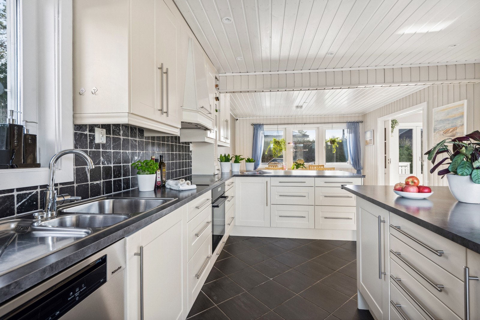 Kjøkkenet har moderne innredning med mye oppbevaringsplass og gode arbeidsflater. Galleribilde