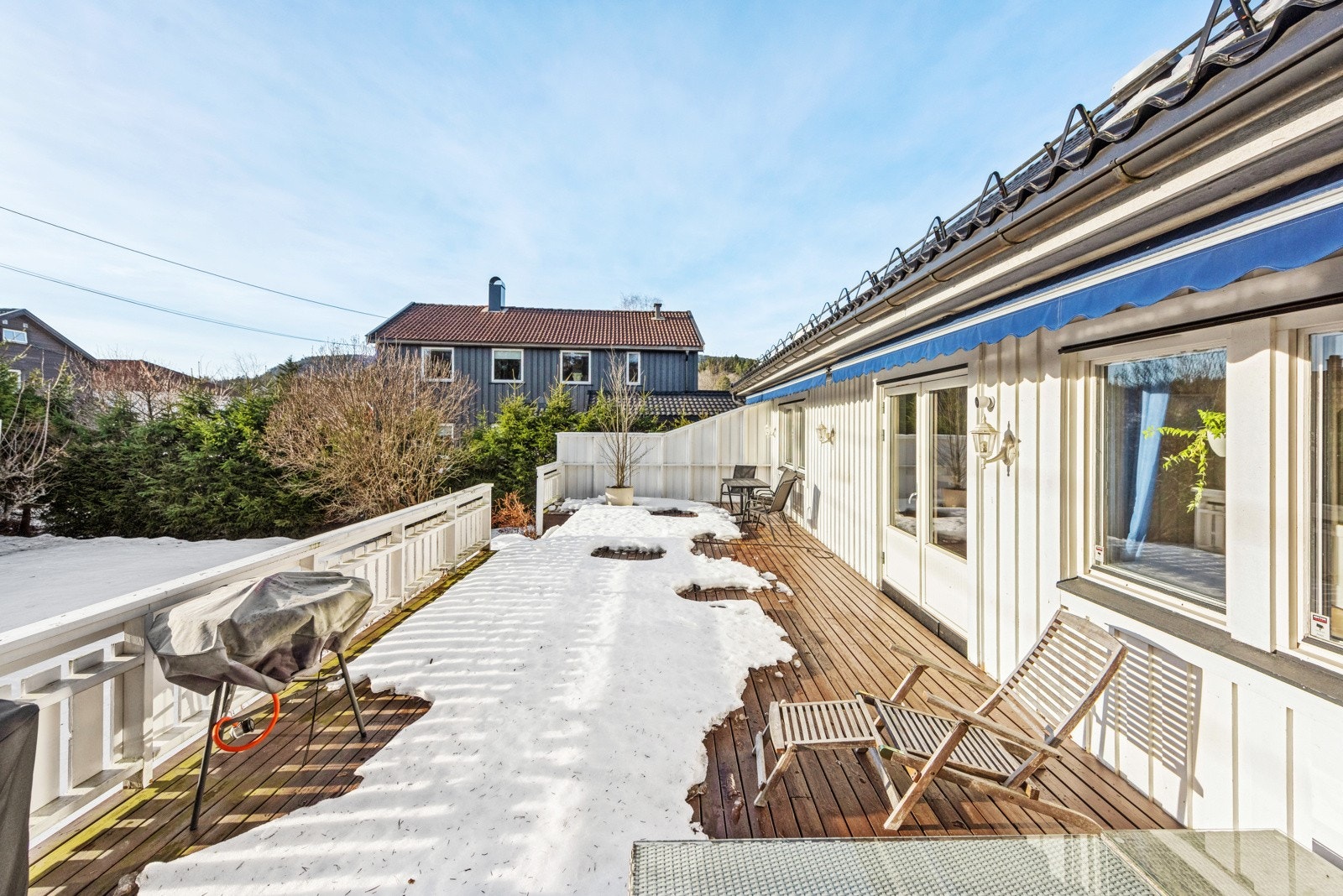 Terrassen er meget romslig og strekker seg langs hele langsiden av huset. Her er det god plass til ulike soner med utemøbler. Det er markise over hele terrassen. Galleribilde