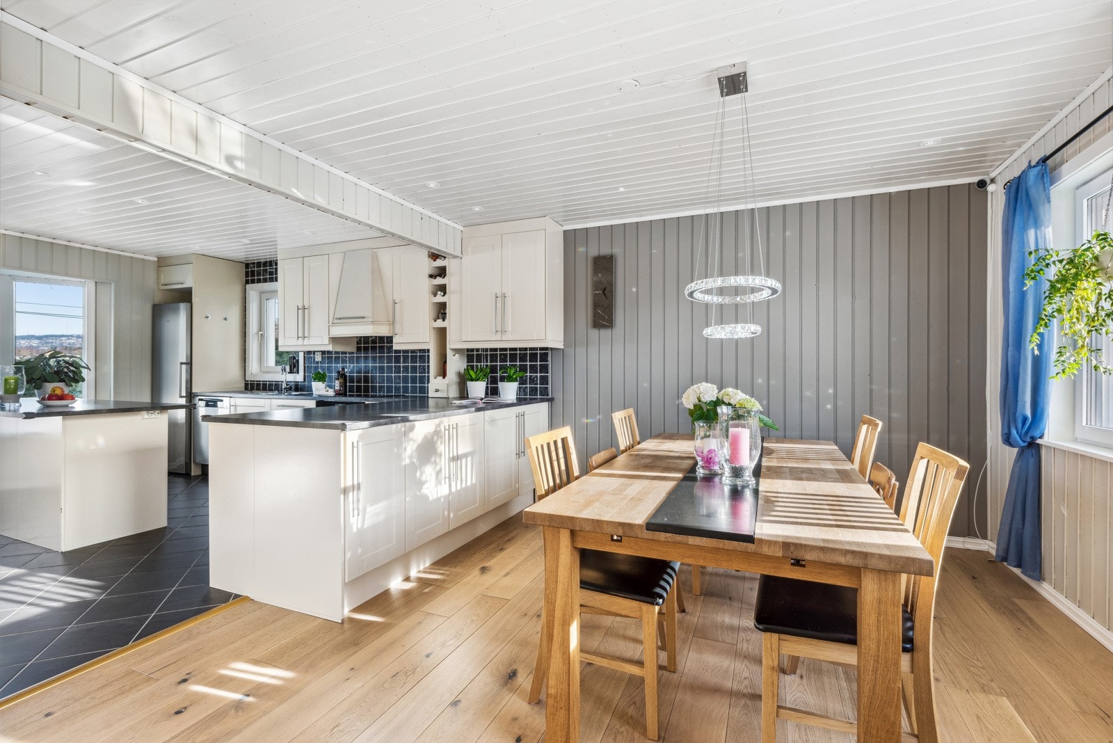 Det romslige kjøkkenallrommet blir fort et sosialt samlingspunkt i boligen. Galleribilde