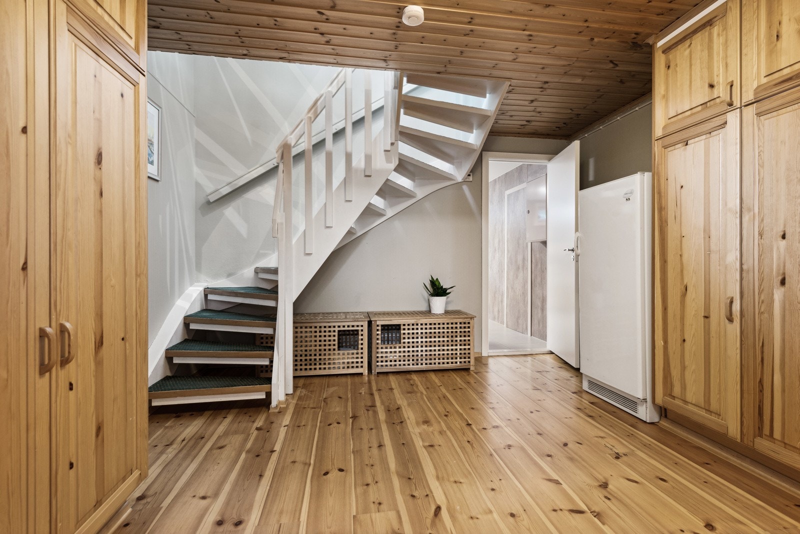 Vi beveger oss ned i kjelleren. Deler av kjelleren er i dag utleid. Den delen som tilhører hoveddelen inneholder vaskerom, bod, et rom innredet som soverom og dette trapperommet. Galleribilde