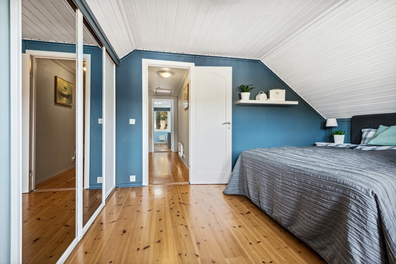 Skyvedørsgarderoben byr på mye oppbevaringsplass for klær og utstyr. Galleribilde