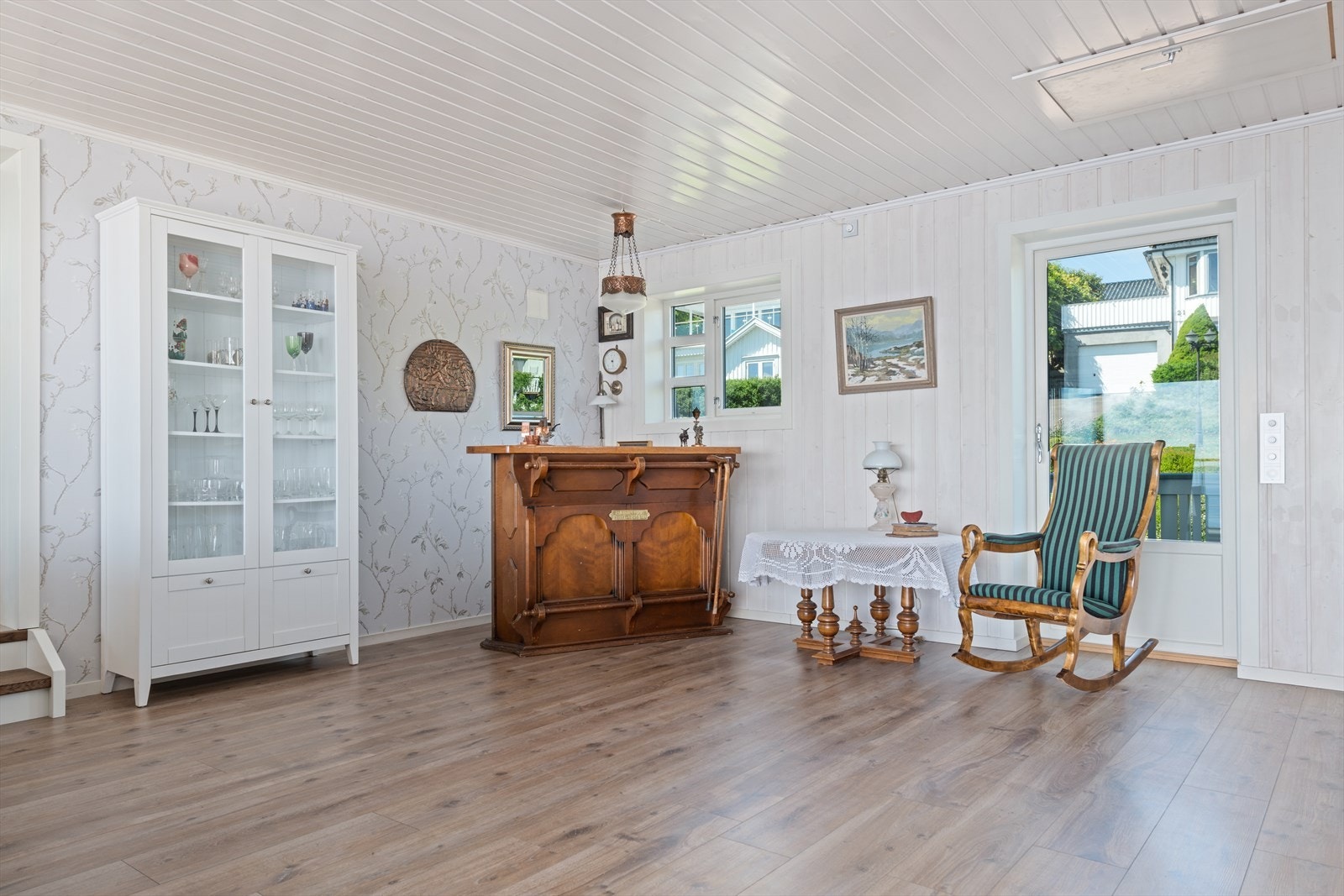 Loftstuen er stor og kan innredes i flere soner, og har også utgang til vestvendt stor balkong. Galleribilde