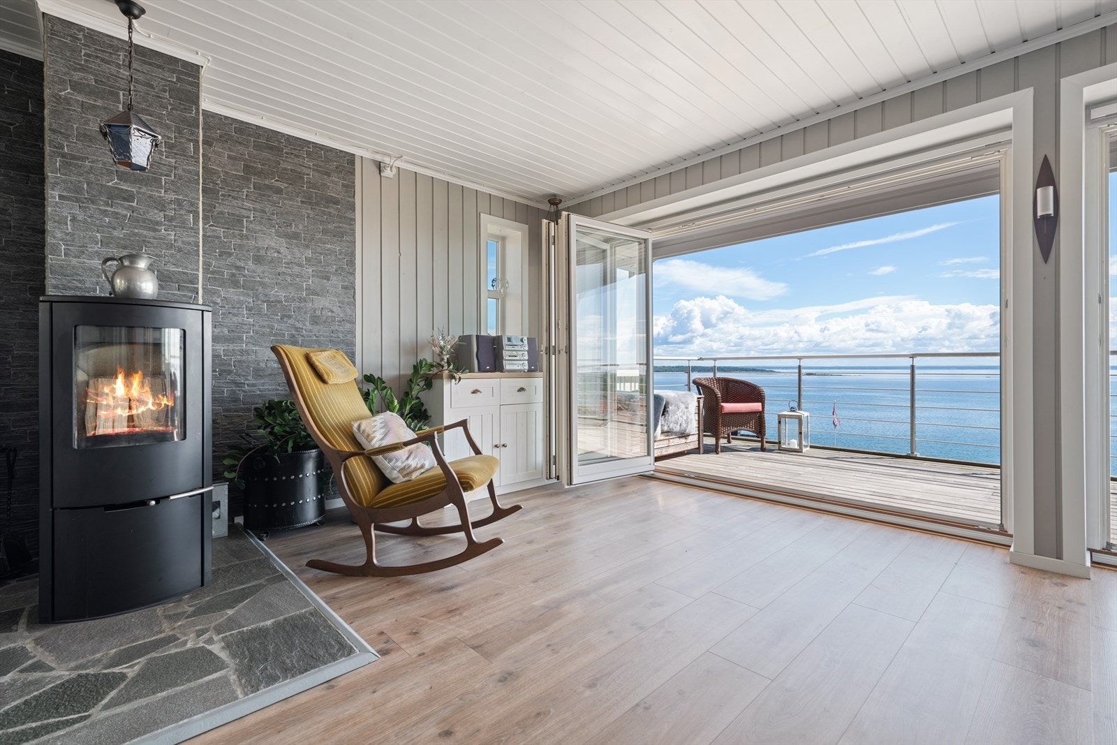 Her kan man sitte i godstolen og skue utover Oslofjorden. Galleribilde