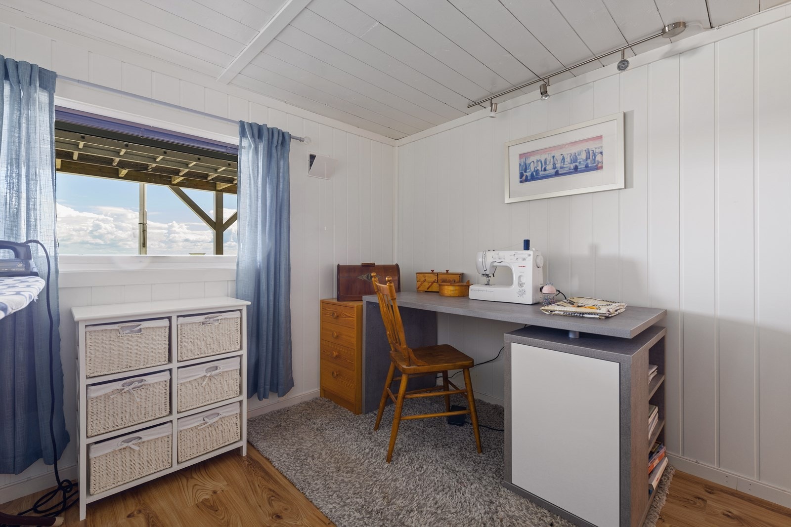 Bod/hobbyrom i underetasjen, som er benyttet som sy-/arbeidsrom. Galleribilde