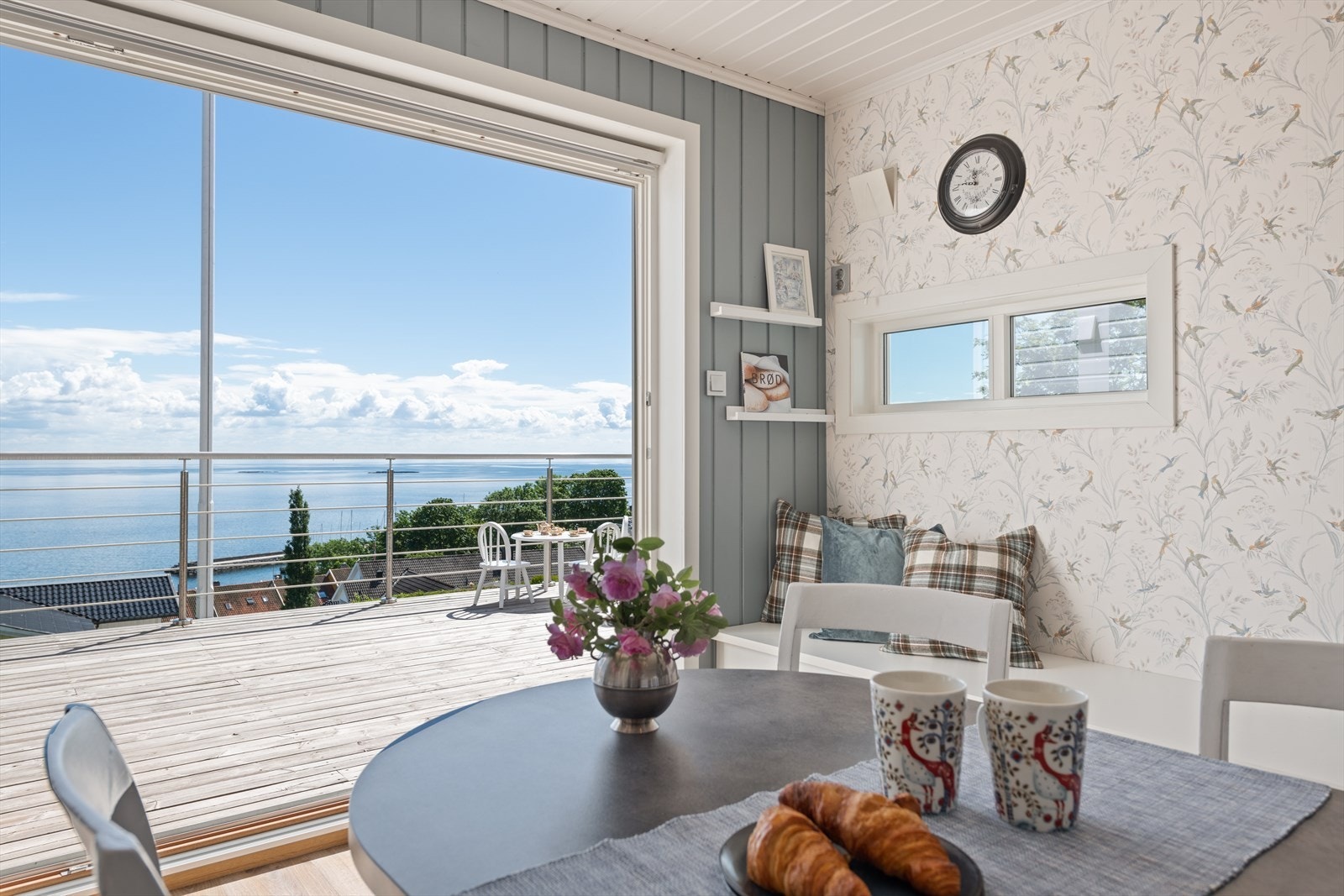 Fantastisk sjøutsikt fra spiseplass - bare å nyte. Galleribilde