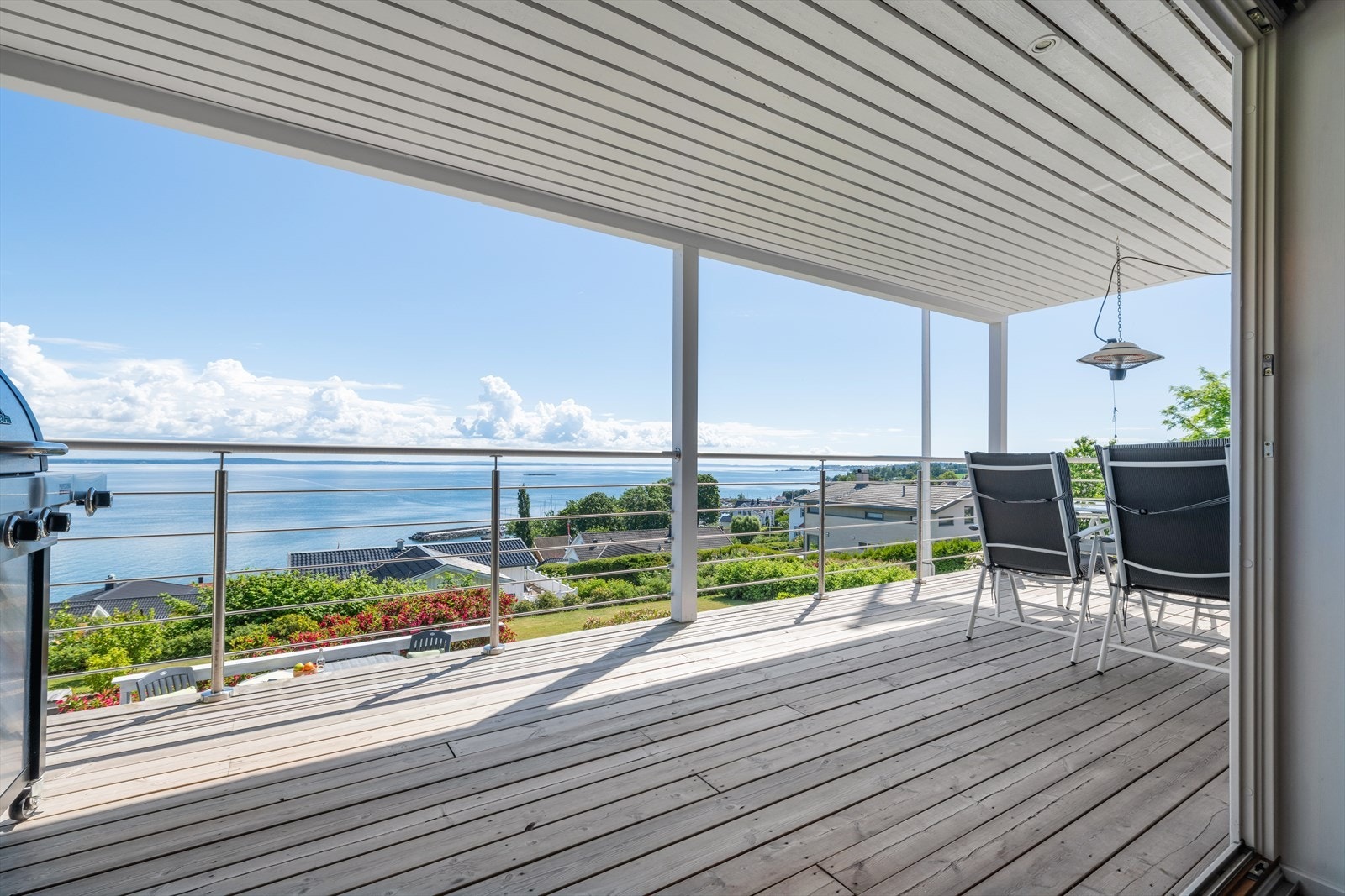 Deler av terrassen er overbygd noe som skjermer mot varm sommersol og lett sommerregn - her forlenges ute sesongen. Galleribilde