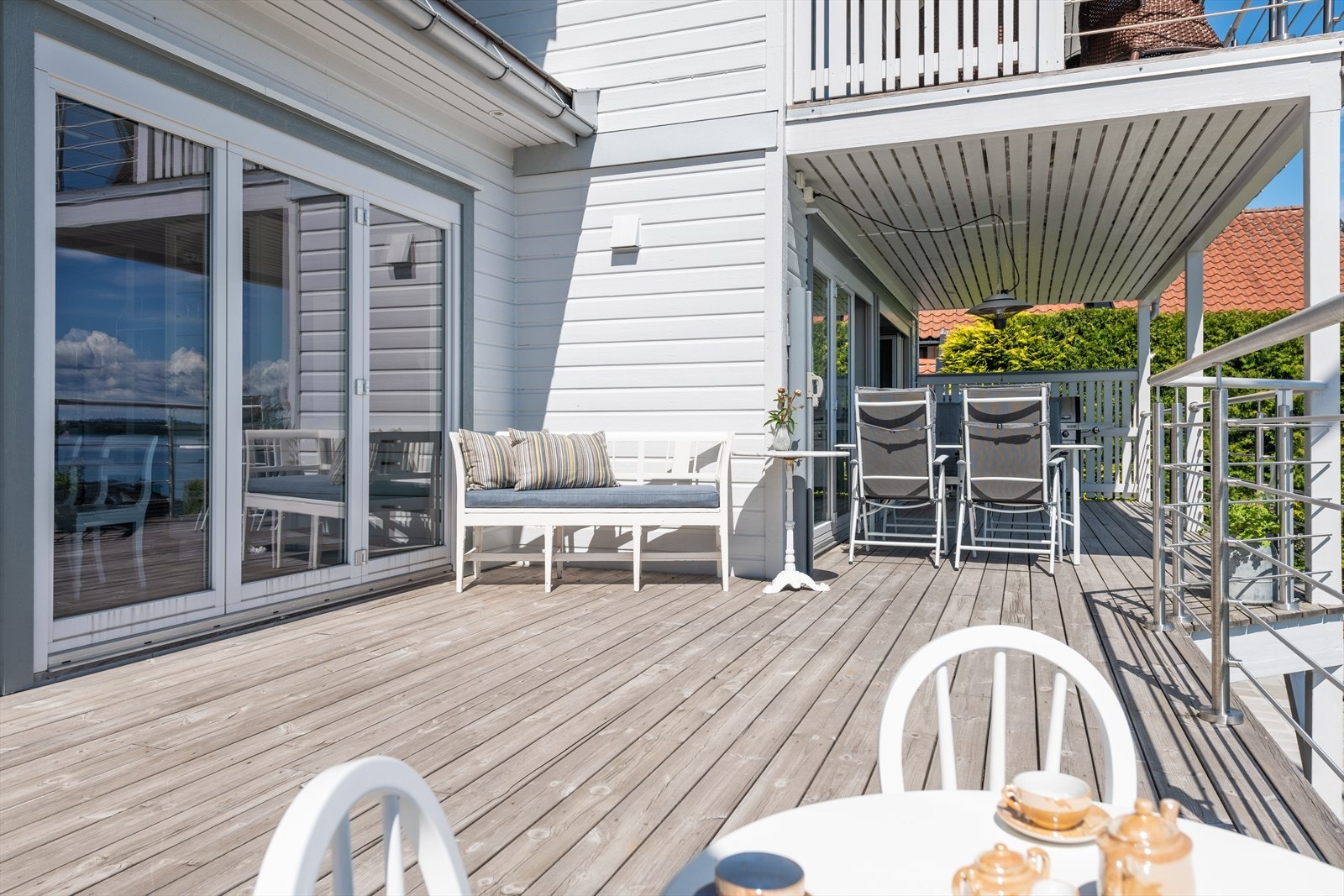 Stor terrasse som har flere soner, både med og uten overbygg. Galleribilde