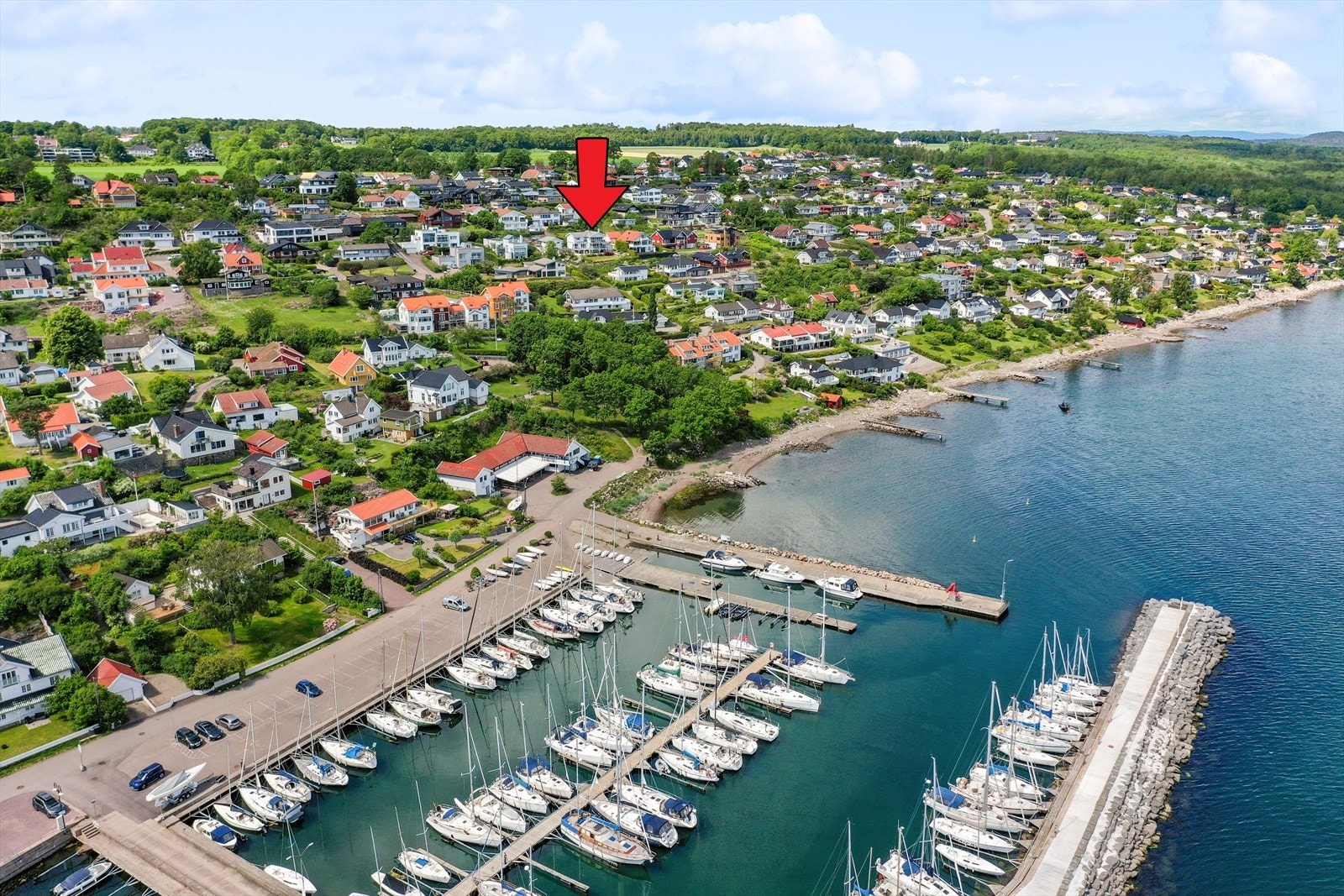 Det er kun få minutters gange til sjøen med seilforening, småbåthavn, badestrand og flotte turområder. Galleribilde