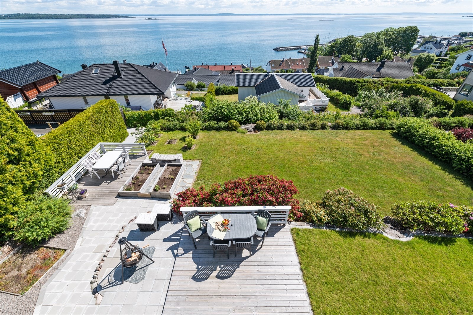 Flott hage, med flere sitteplasser. Gressplen til lek og moro. Galleribilde