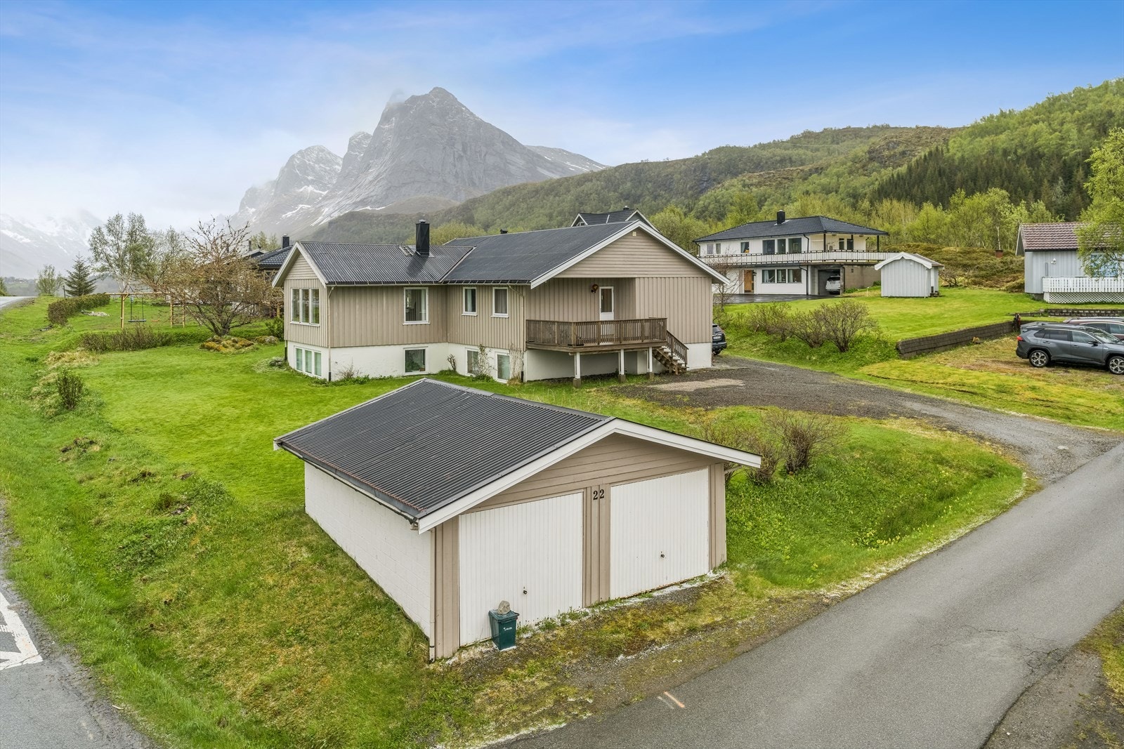 Eiendommen har dobbel garasje, carport og godt med parkeringsplasser på tomten. Galleribilde