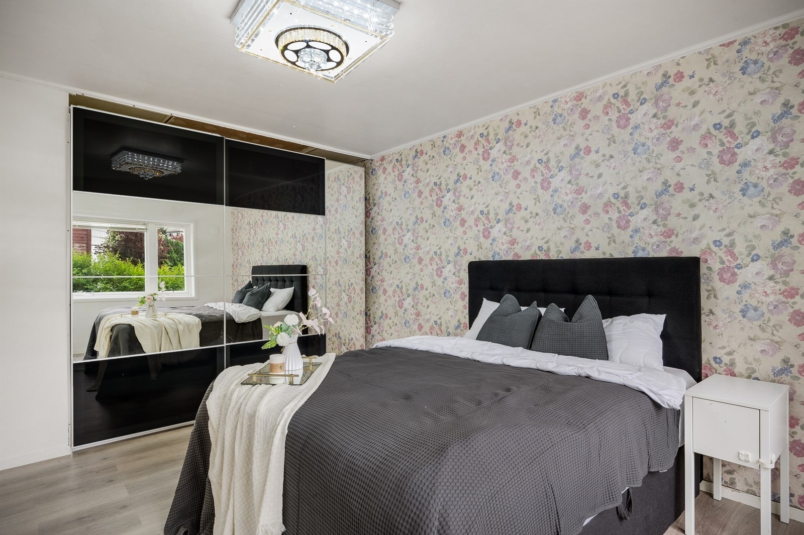 - Merk meget praktisk skyvedørsgarderobe som gir godt med oppbevaringsplass - Galleribilde