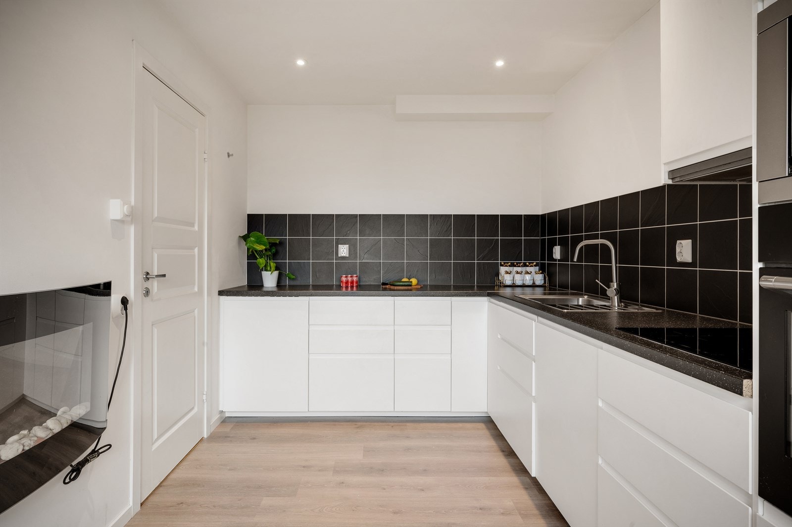 - Dette kjøkkenet vil du garantert glede deg over å kunne ta i bruk, her ligger alt til rette for at hobbykokken kan boltre seg! - Galleribilde