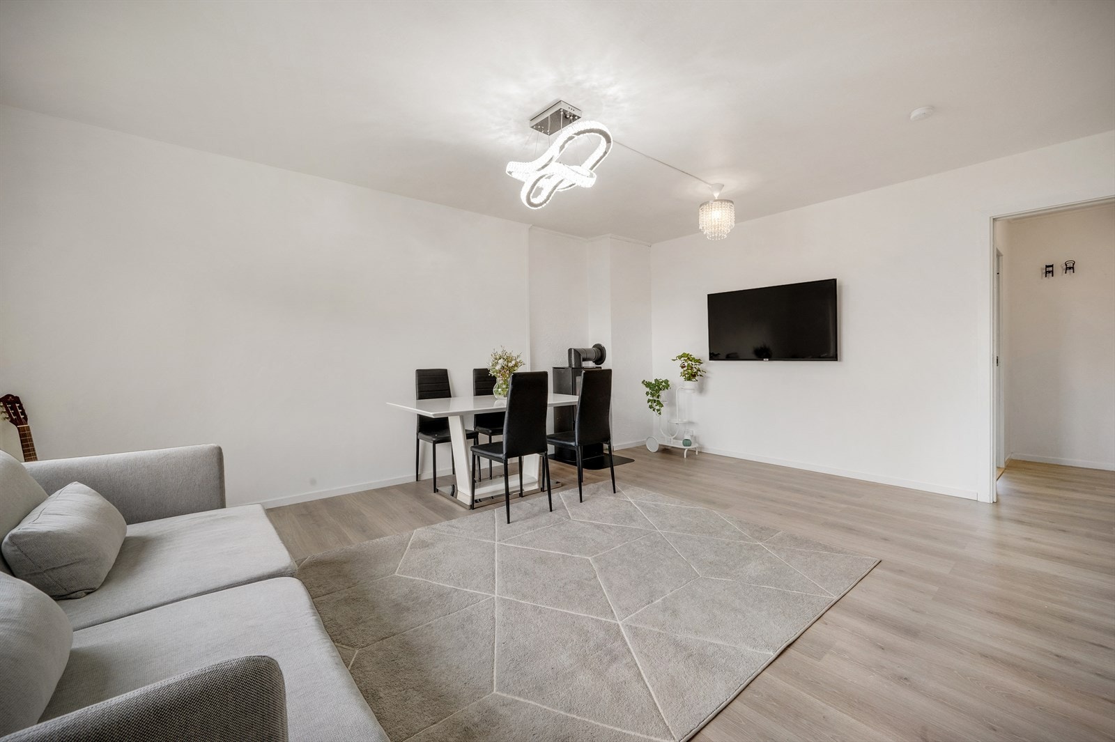 - Den romslige stuen måler 22,1 m², her er det rikelig med plass til både sofagruppe med tilhørende medialøsning og spisebord - Galleribilde