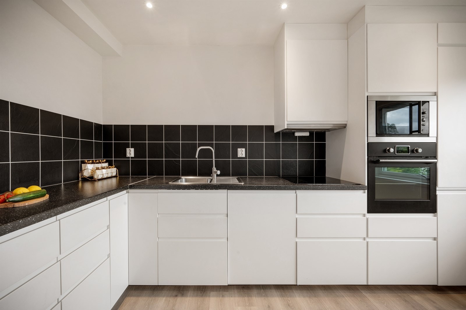 - Nydelig og moderne kjøkken fra 2019 som innbyr til matglede. Merk helintegrerte hvitevarer som medfølger! - Galleribilde