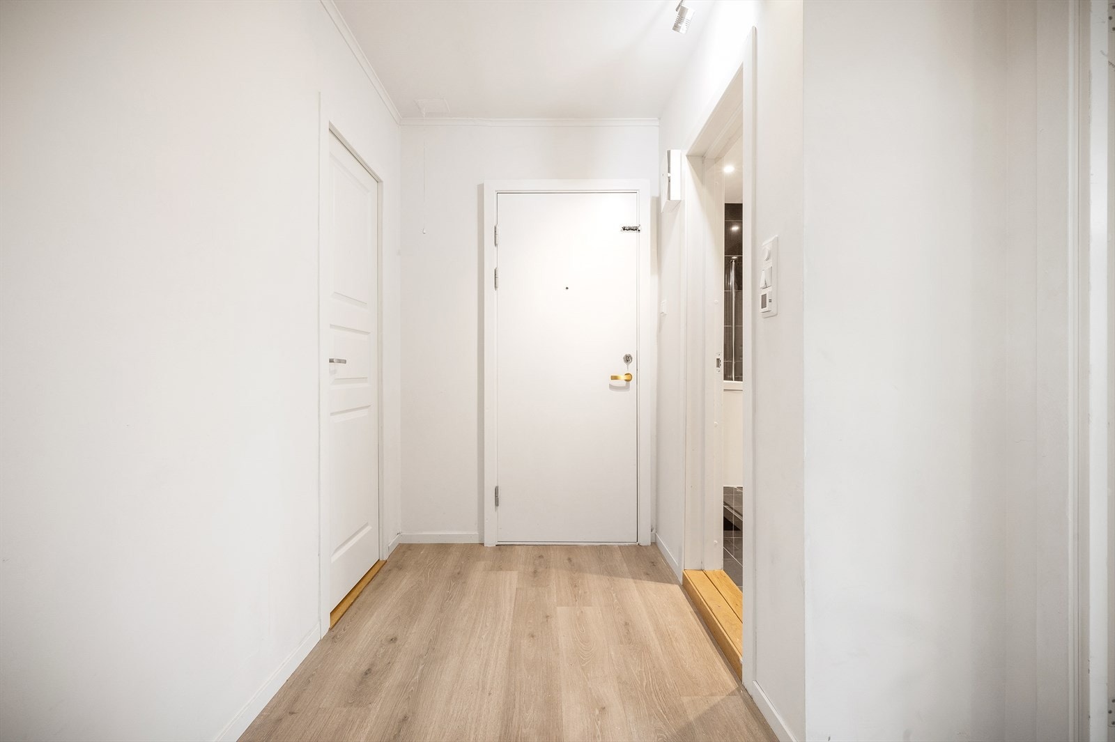 - Velkommen inn i en lys og innbydende entré på 4,8 m² - Galleribilde