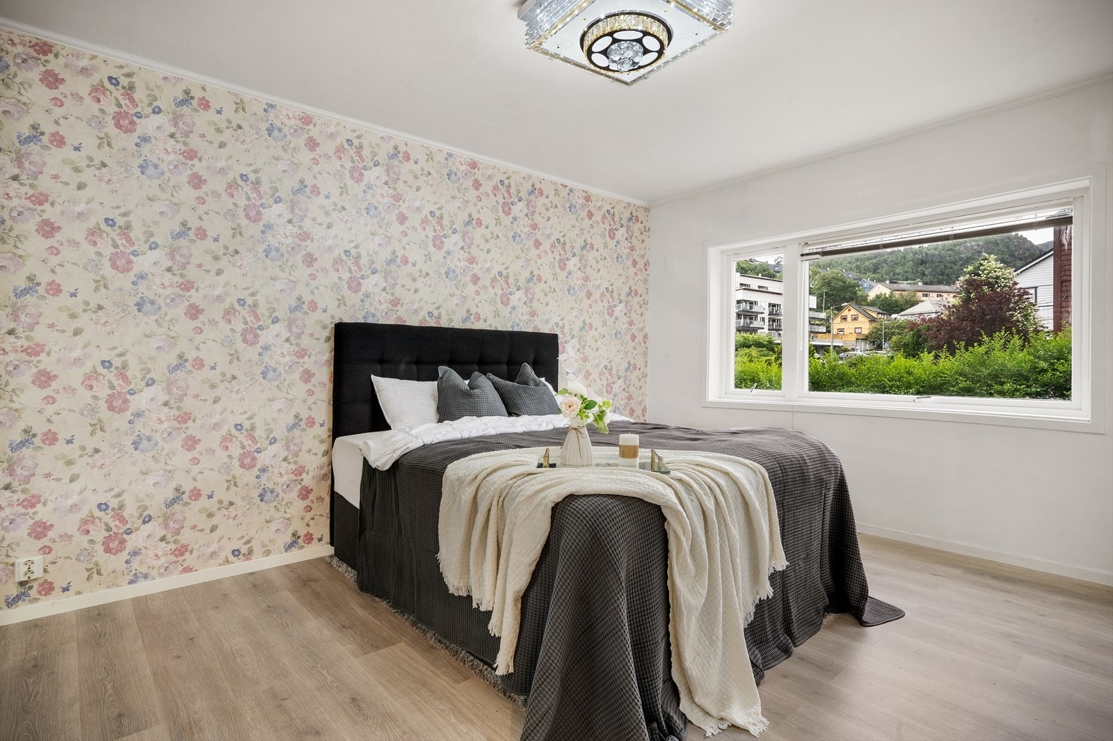 - Hovedsoverommet måler 15 m² med god plass til dobbeltseng, garderobeskap og øvrige møblement - Galleribilde