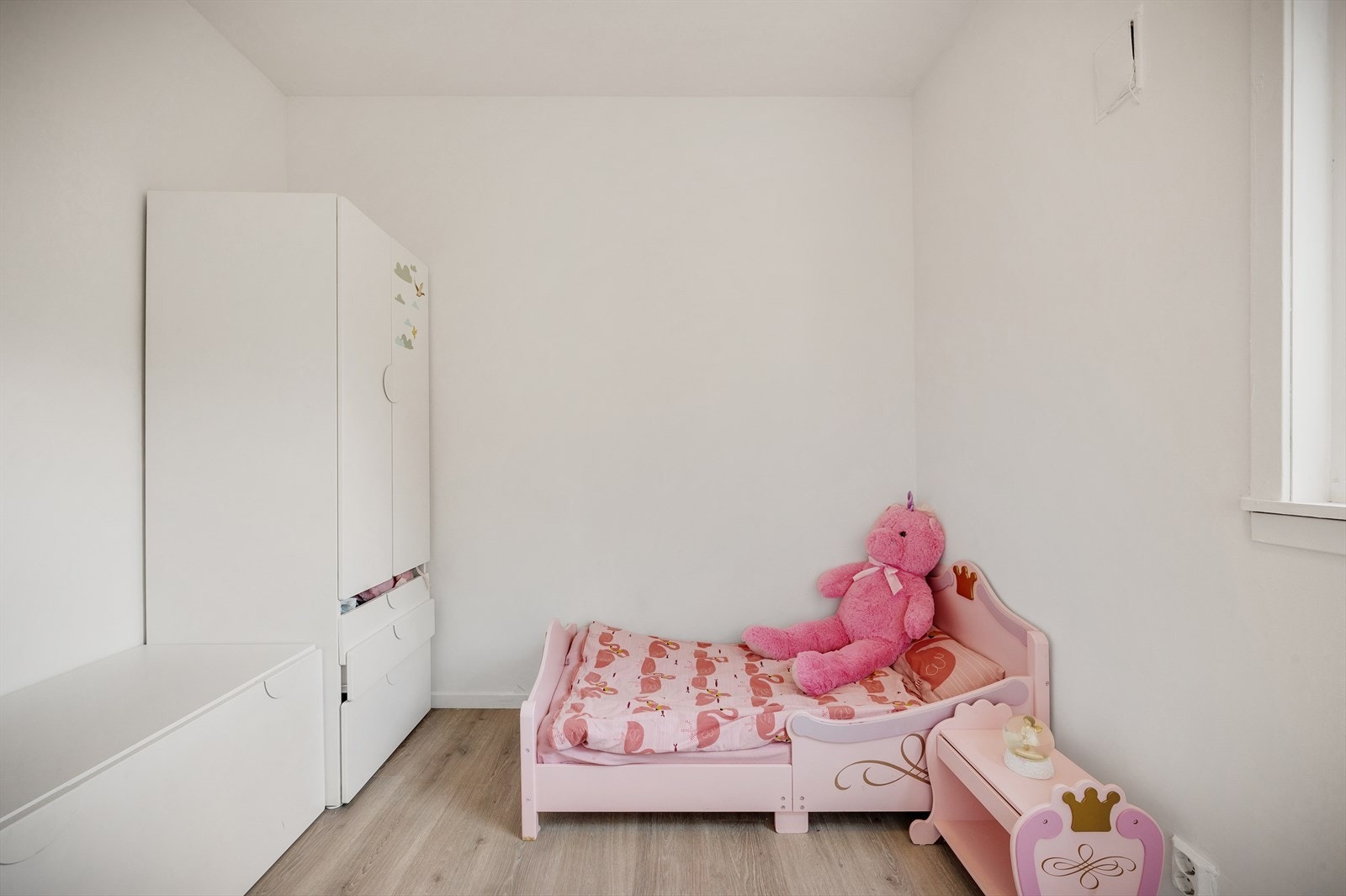 - Her er det plass til seng, garderobeskap og øvrig møblement - Galleribilde