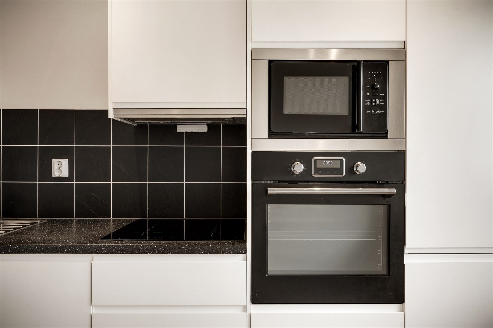 - Kjøkkenet er godt utstyrt med induksjons platetopp, steikeovn, microbølgeovn, oppvaskmaskin og kombiskap (kjøl/frys) - Galleribilde